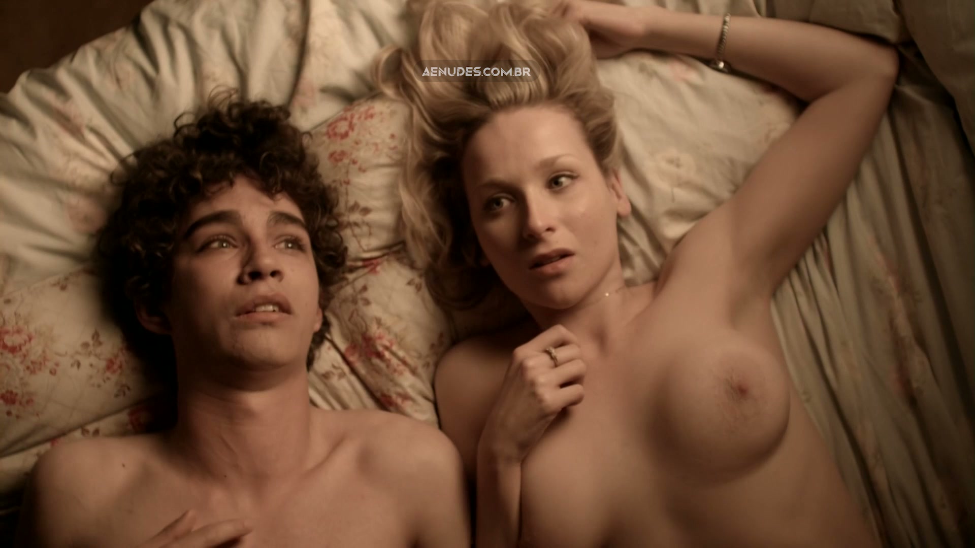 Amy Beth Hayes nua pelada em Misfits