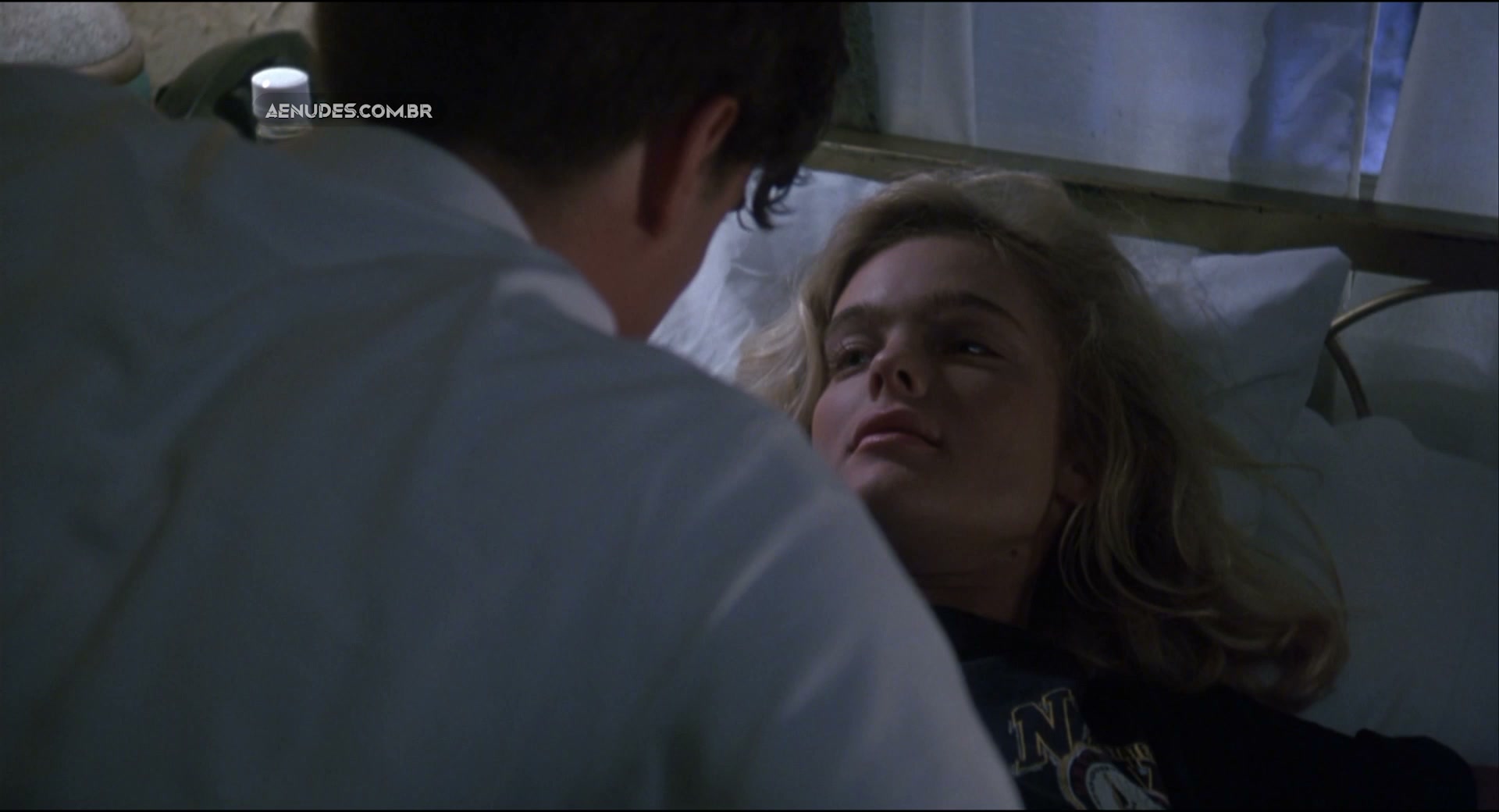 Erika Eleniak nua pelada em Uma Loira em Apuros (Chasers)