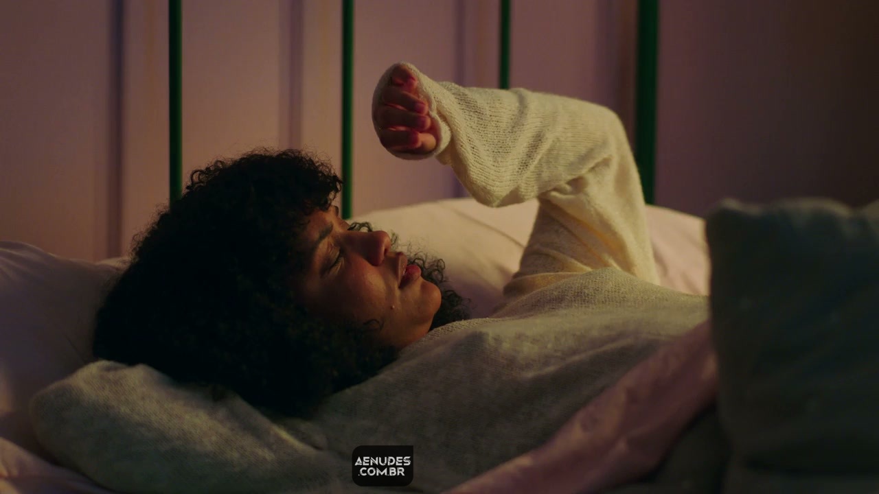 Heslaine Vieira nua pelada em As Five