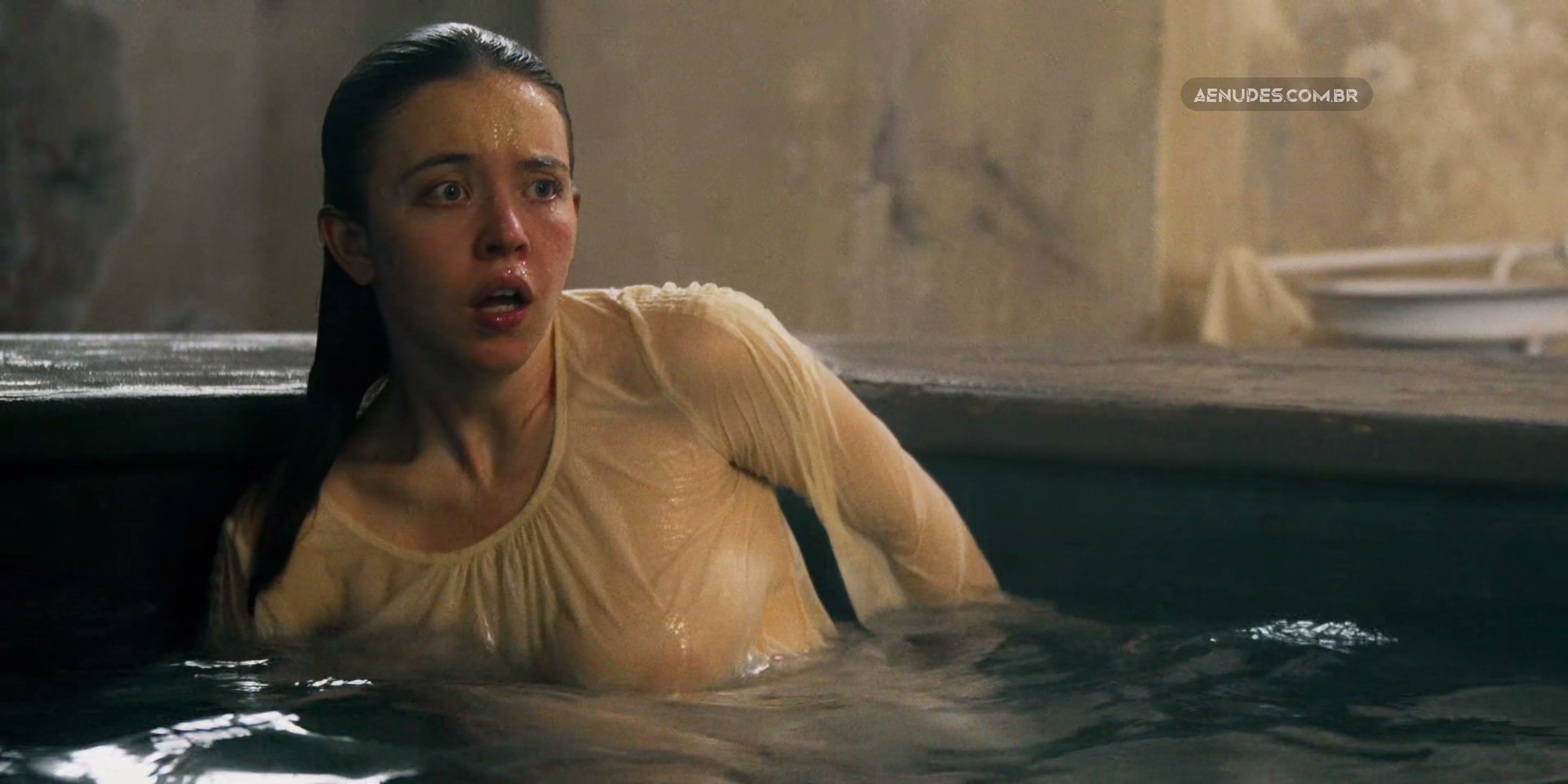 Sydney Sweeney nua pelada em Imaculada (Immaculate)