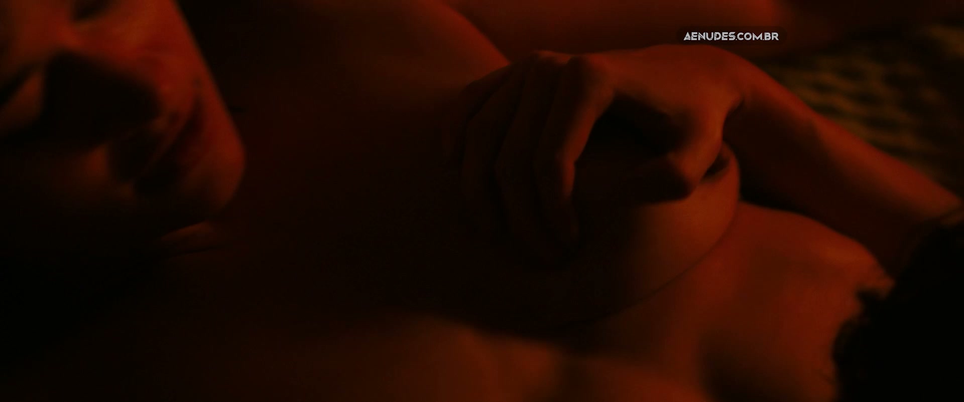 Kristen Stewart Katy M. O'Brian nua pelada em Amor Sangra (Love Lies Bleeding)