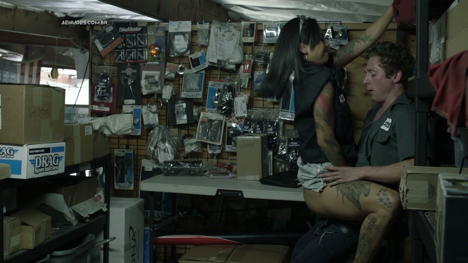 Levy Tran nua pelada em Shameless