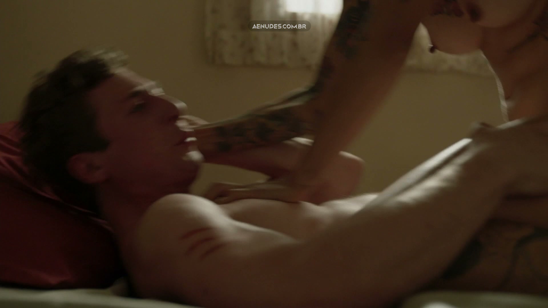 Levy Tran nua pelada em Shameless