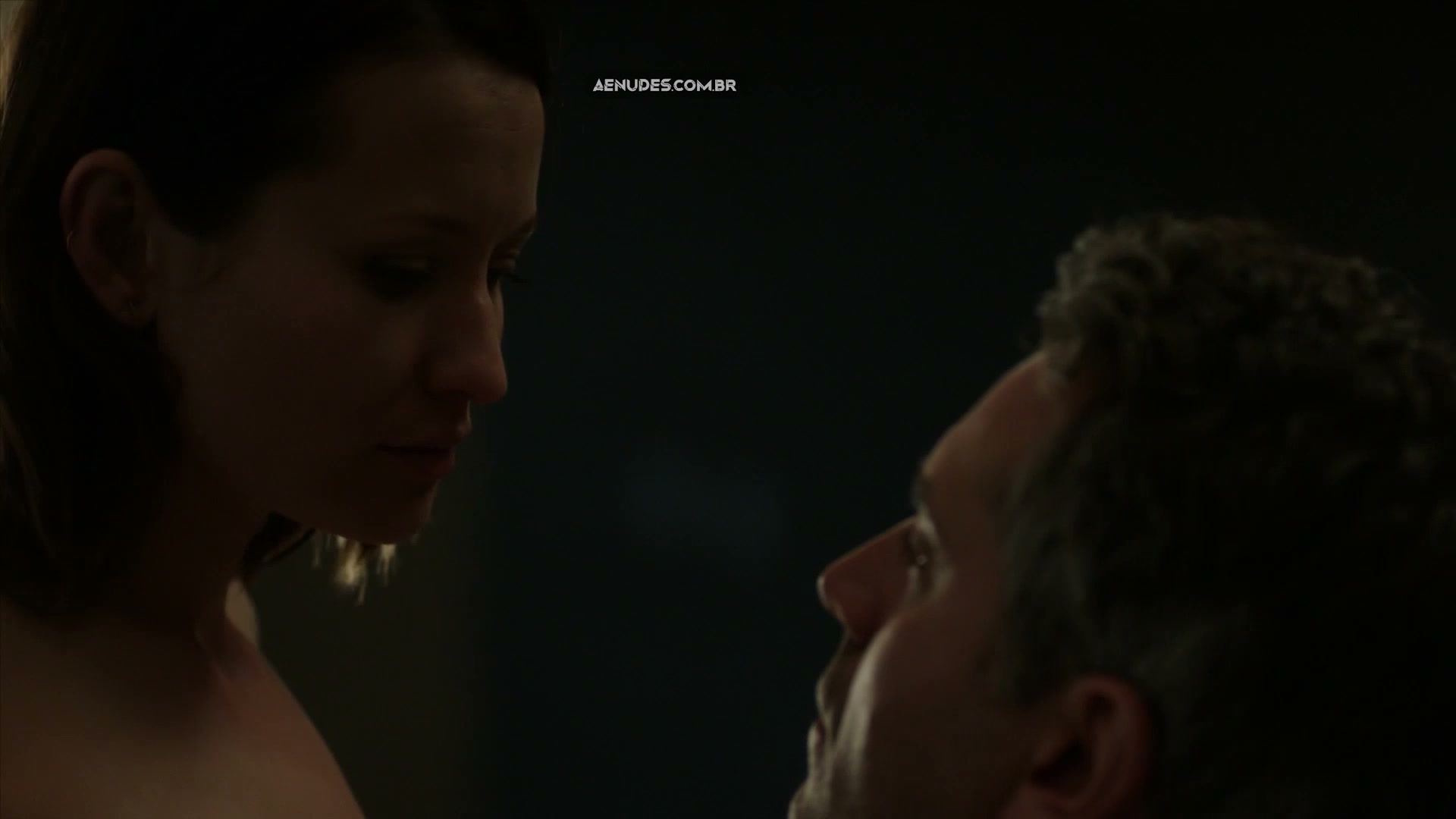Emily Browning nua pelada em The Affair