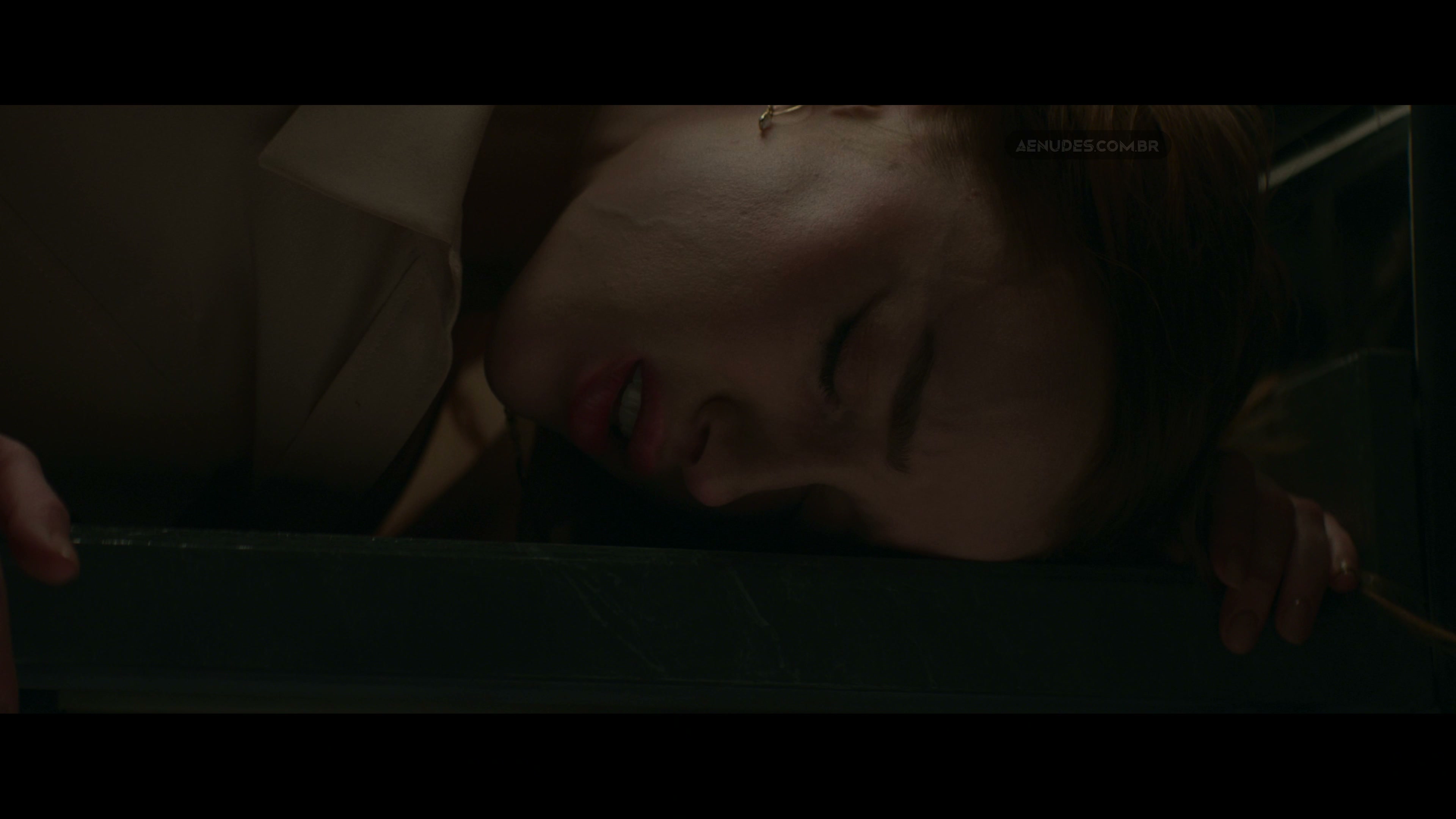 Phoebe Dynevor nua pelada em Jogo Justo (Fairplay)