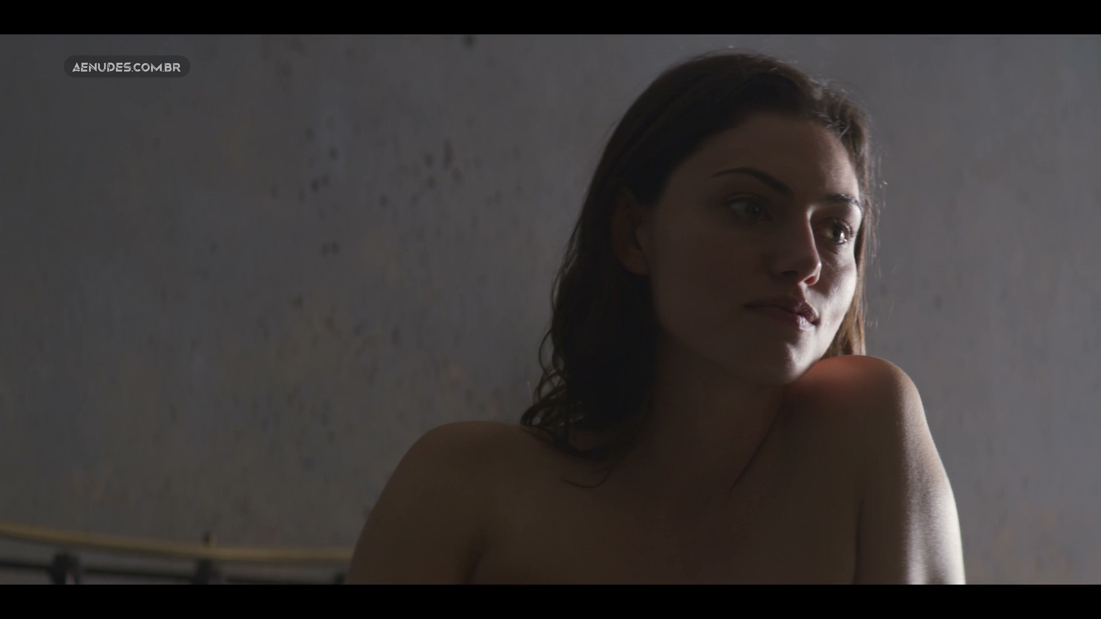 Phoebe Tonkin nua pelada em Bloom