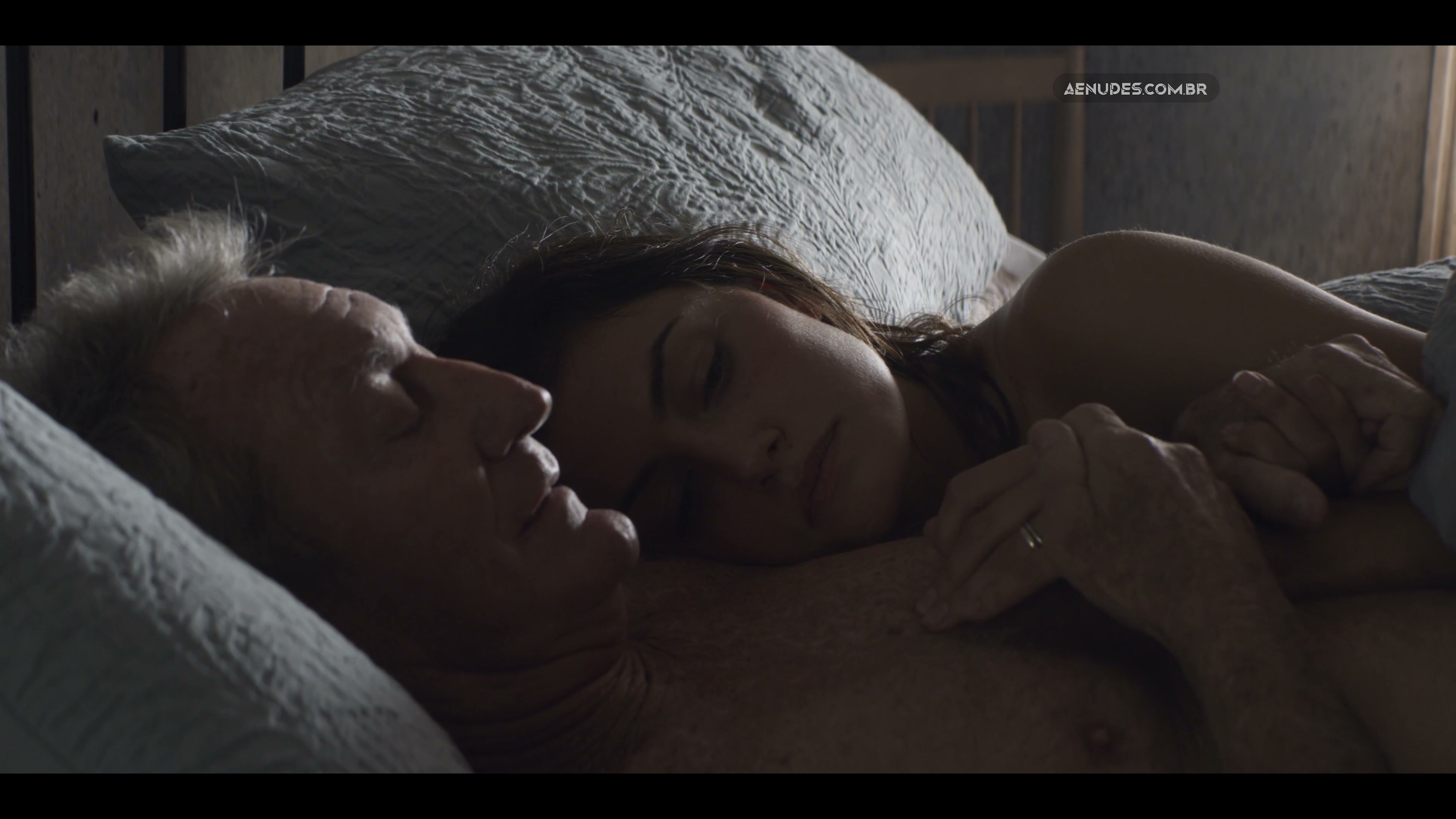 Phoebe Tonkin nua pelada em Bloom