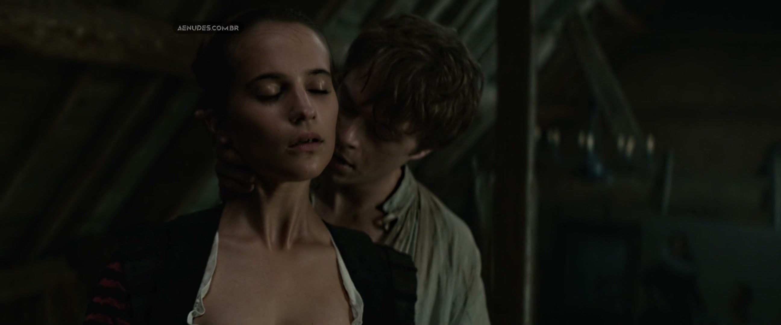 Alicia Vikander nua pelada em Amor e Tulipas
