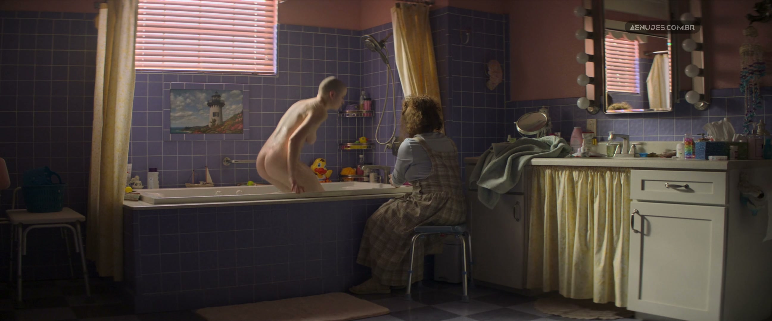 Joey King nua pelada em The Act