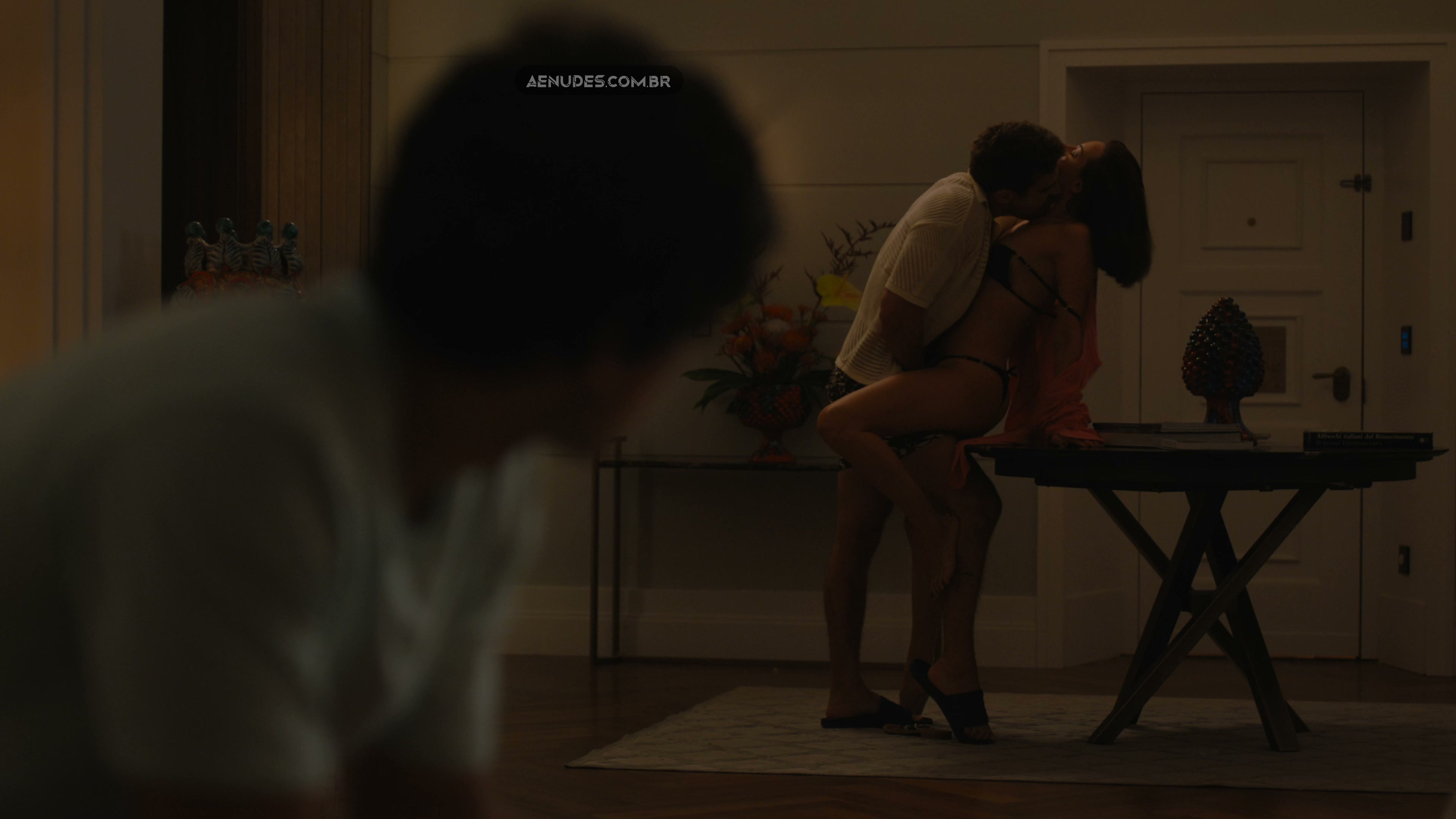 Aubrey Plaza nua pelada em The White Lotus