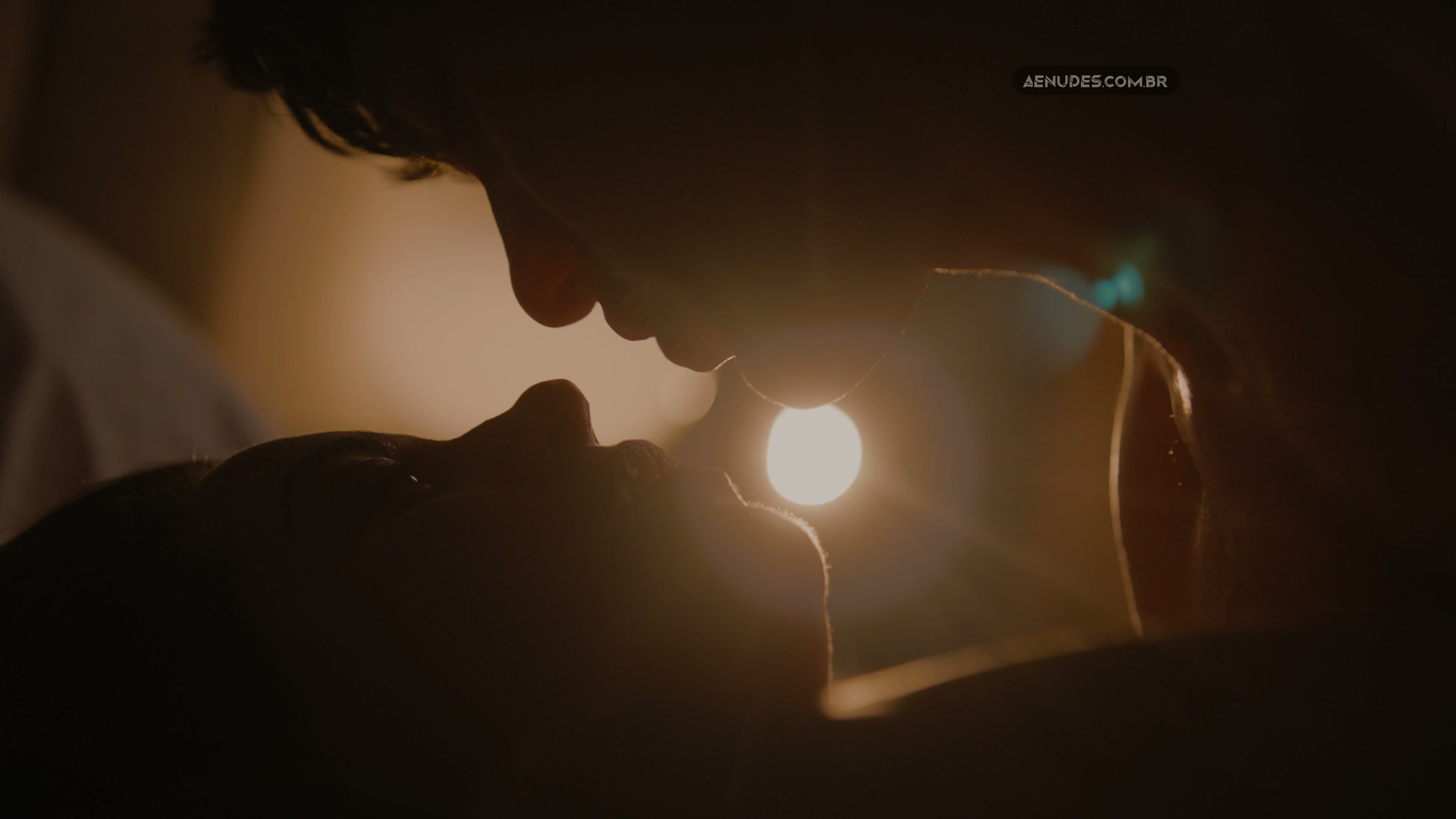 Aubrey Plaza nua pelada em The White Lotus