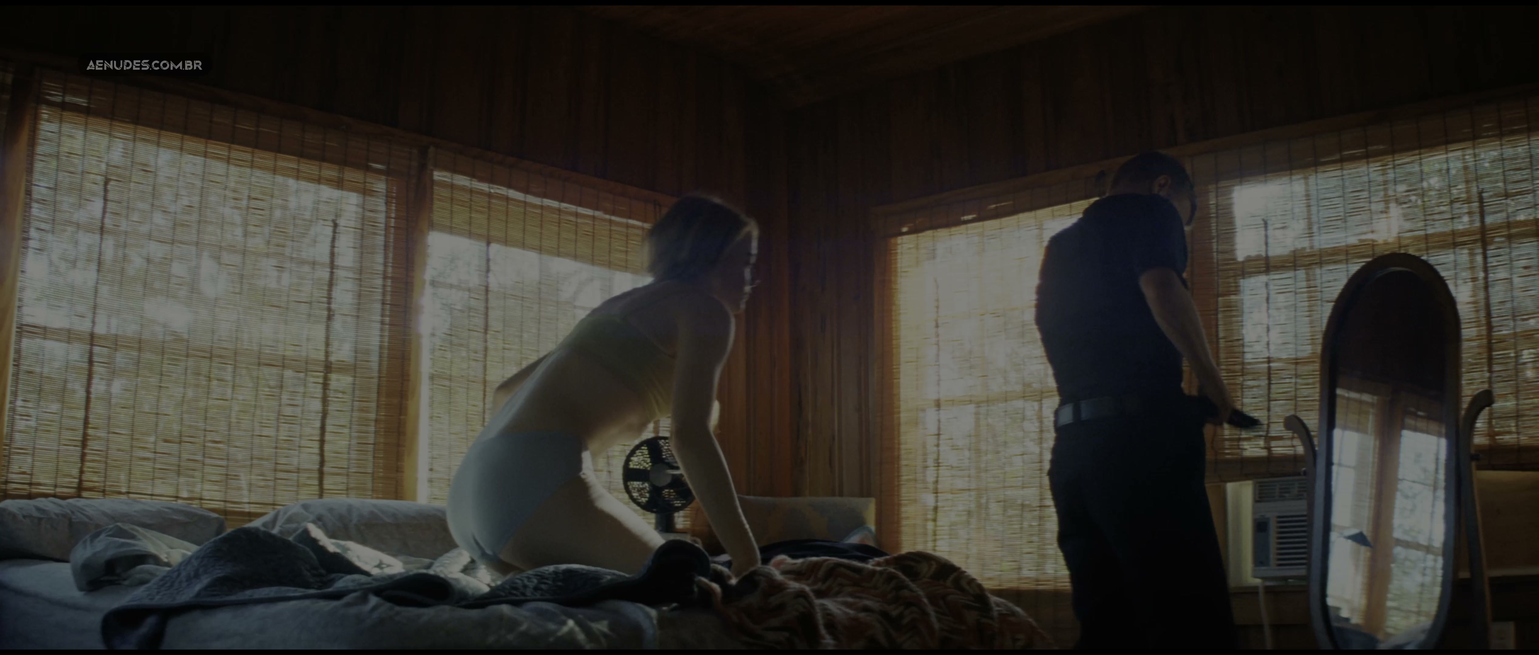 Emma Stone nua pelada em Kinds of Kindness