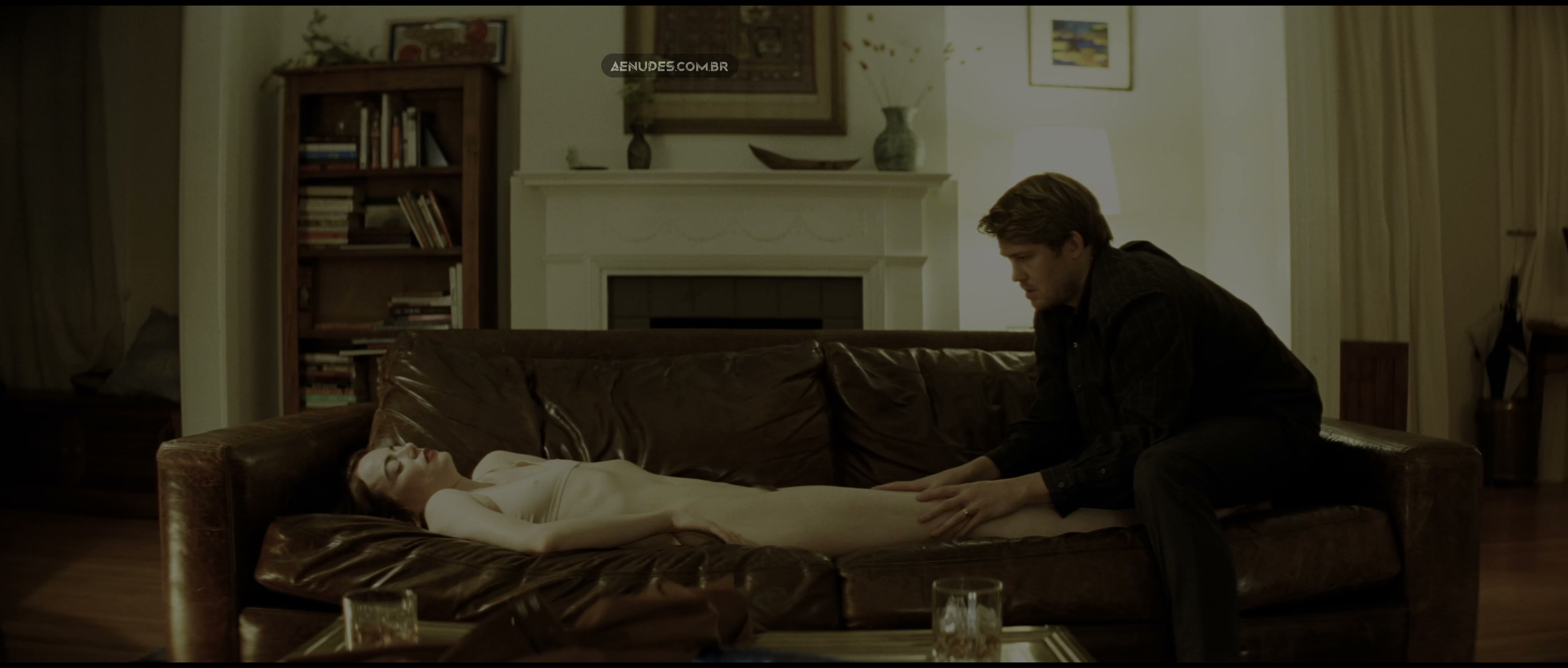 Emma Stone nua pelada em Kinds of Kindness