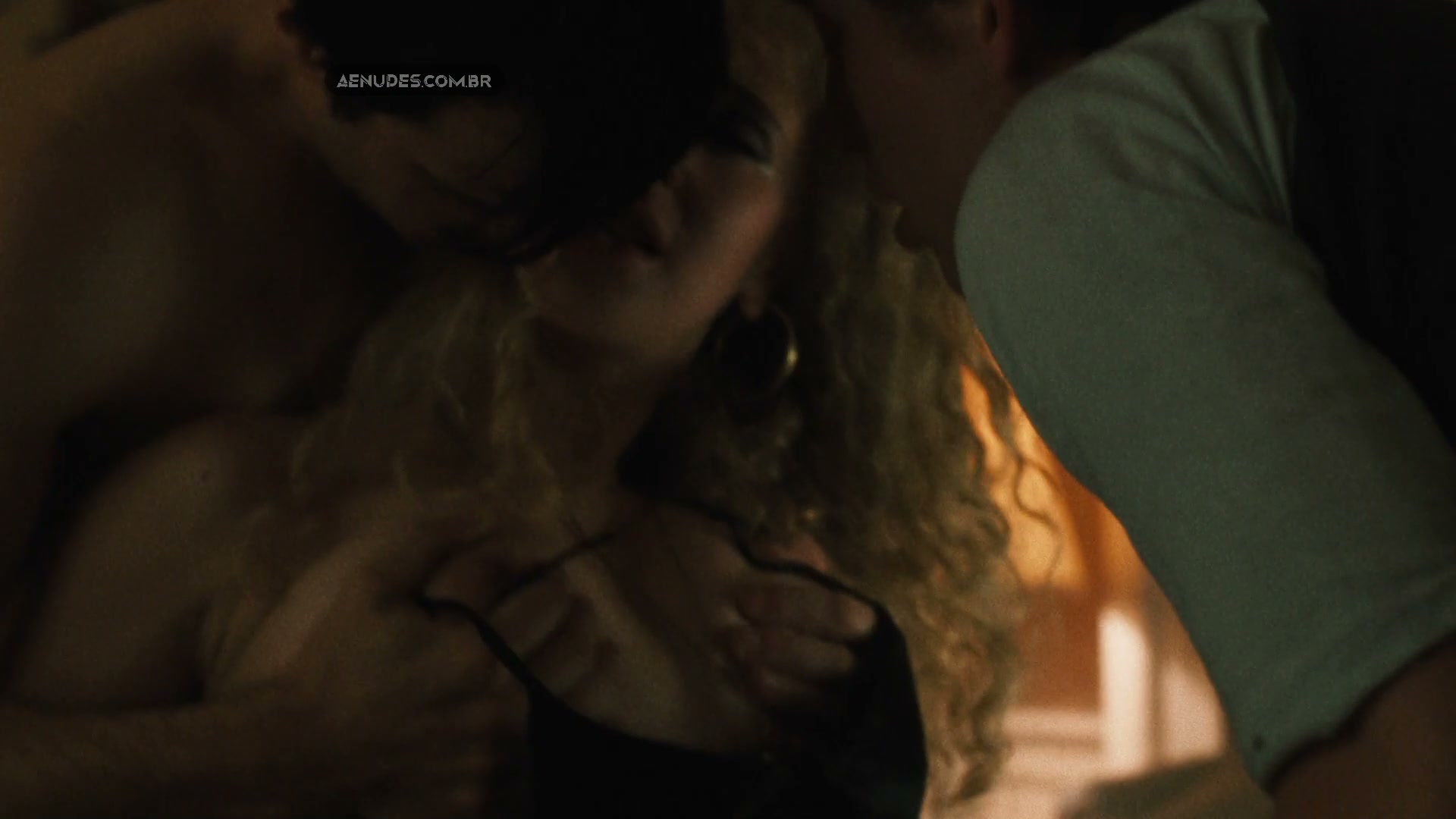 Juno Temple nua pelada em Vinyl