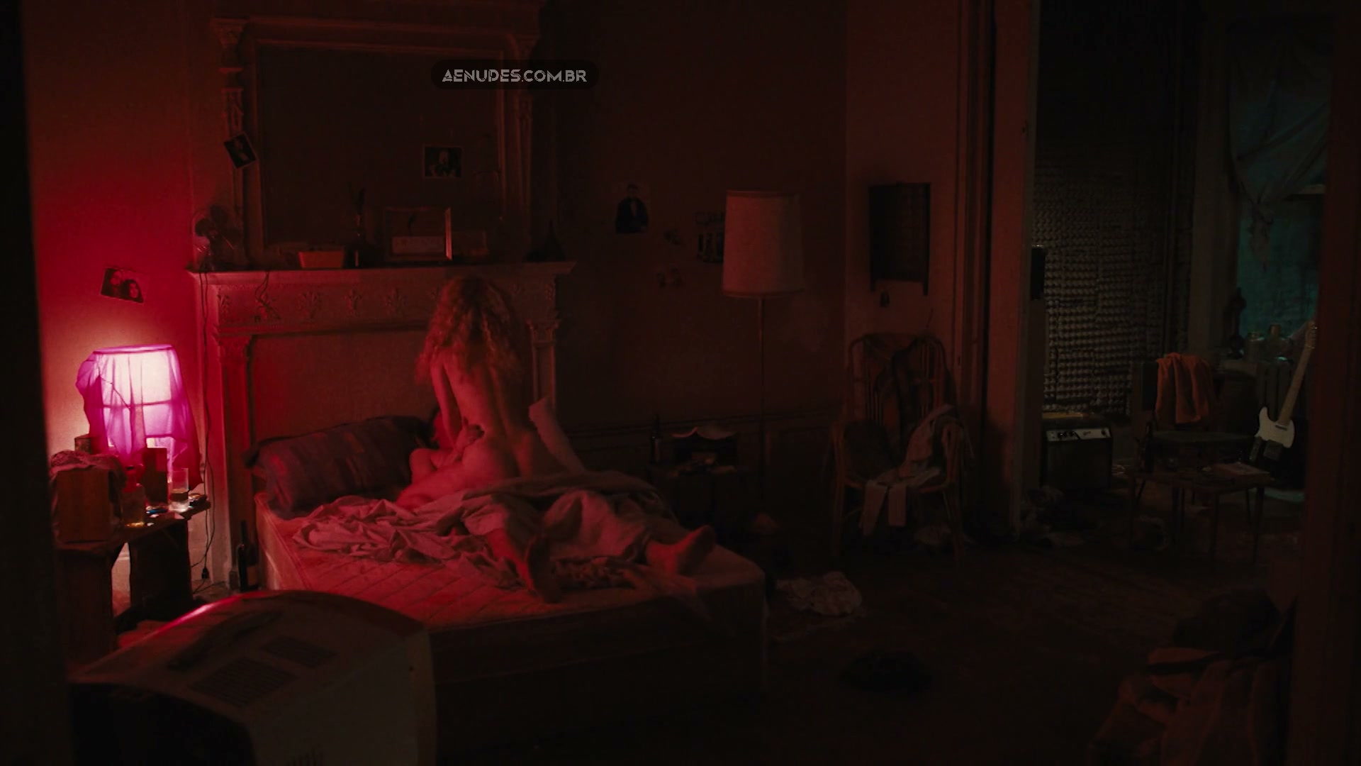 Juno Temple nua pelada em Vinyl