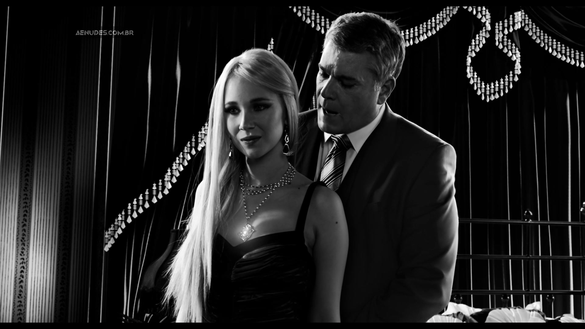 Juno Temple nua pelada em Sin City