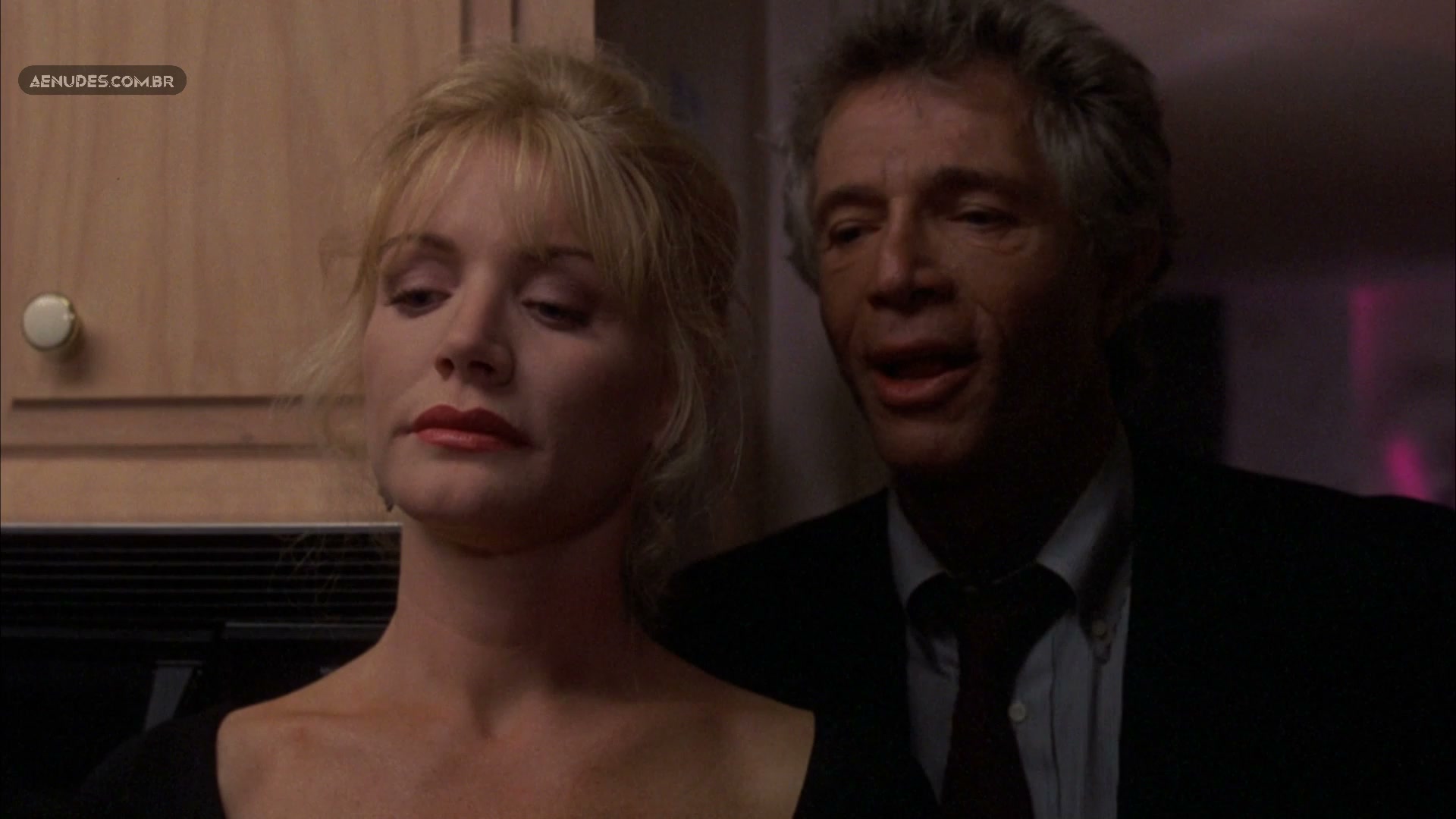 Shannon Tweed nua pelada em Intenções Perigosas (Scorned)