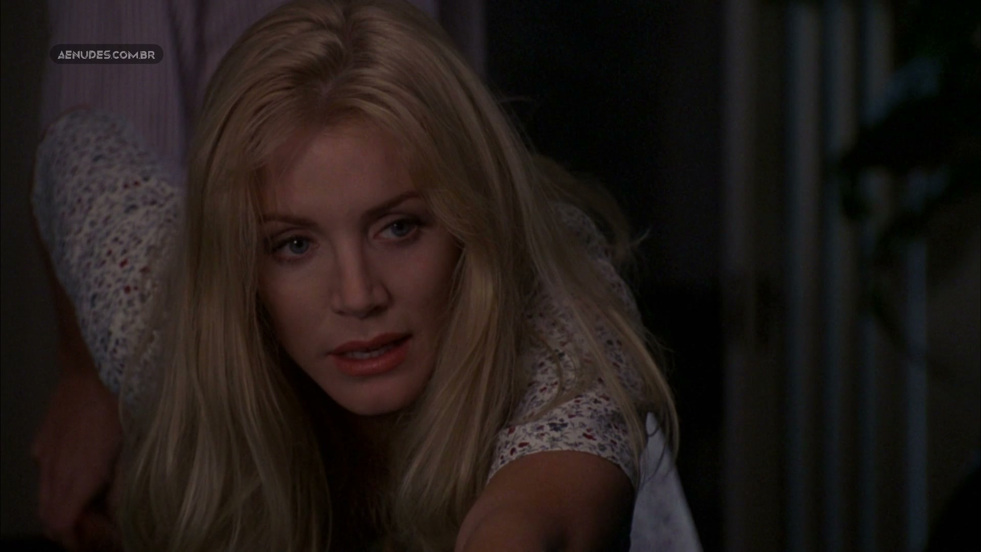 Shannon Tweed nua pelada em Intenções Perigosas (Scorned 1994)