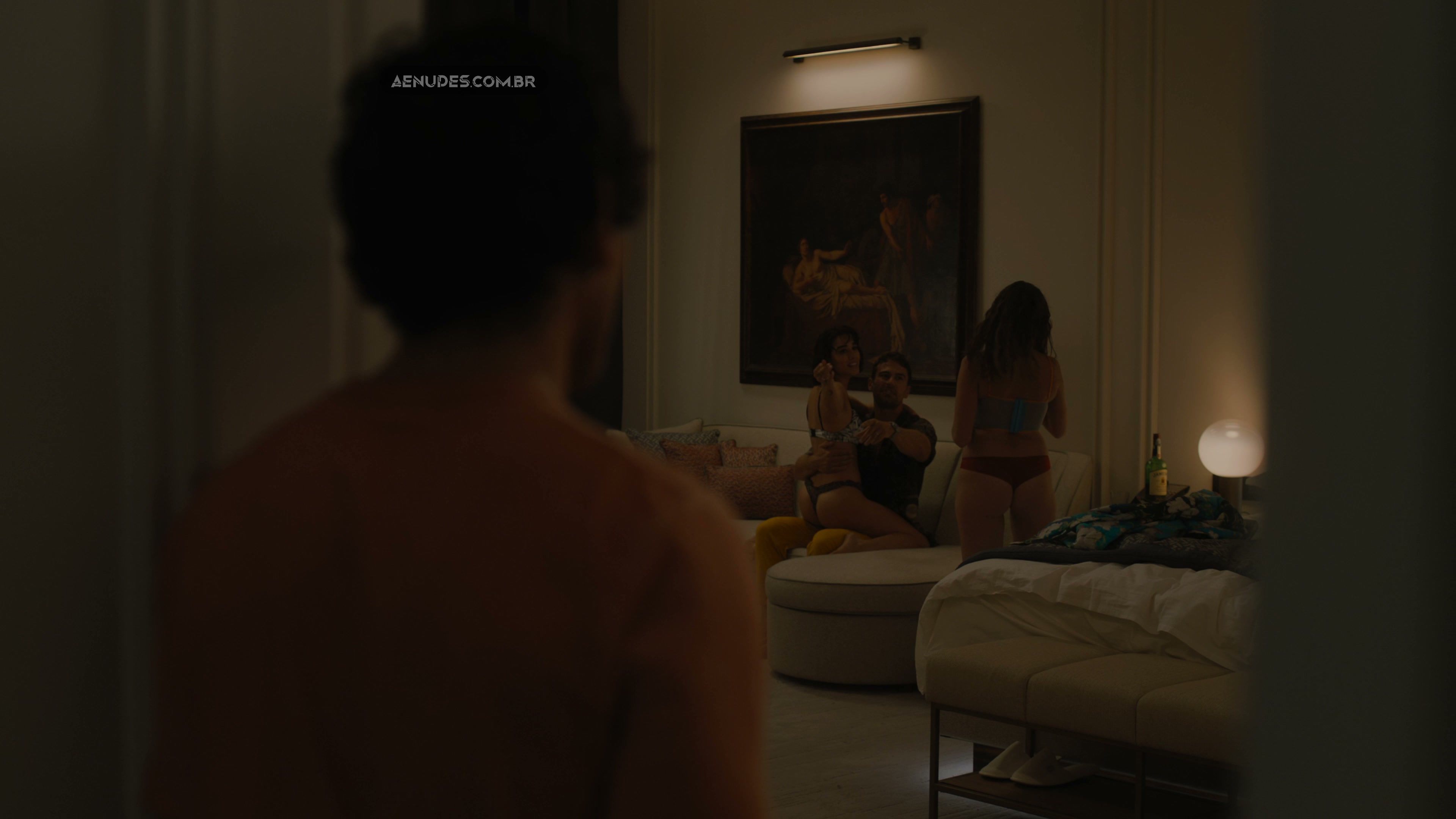 Simone Tabasco nua pelada em The White Lotus