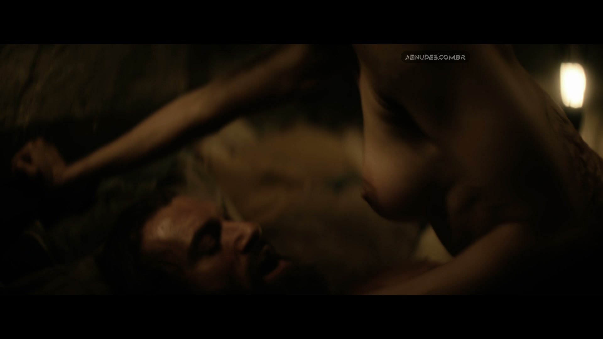 Sofia Boutella nua pelada em Rebel Moon - Parte 1