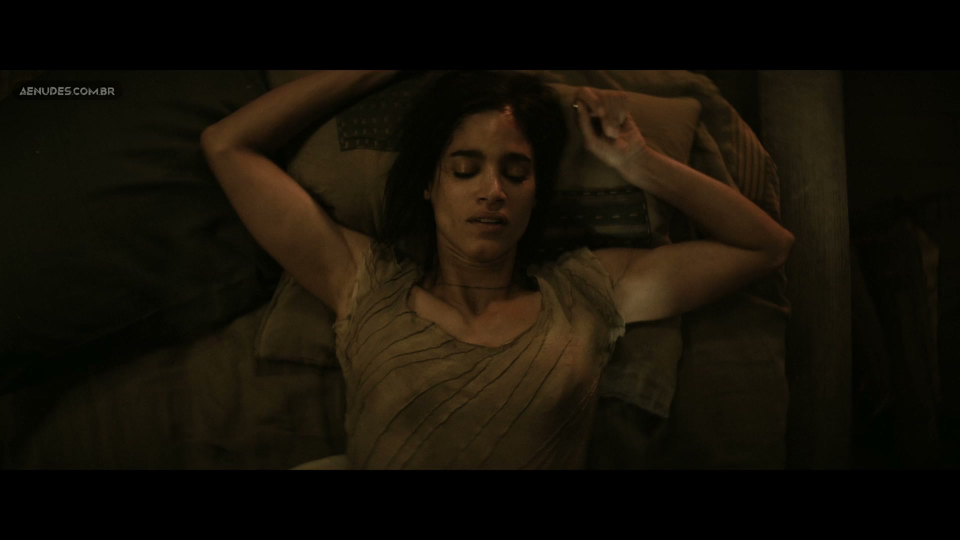 Sofia Boutella nua pelada em Rebel Moon - Parte 2