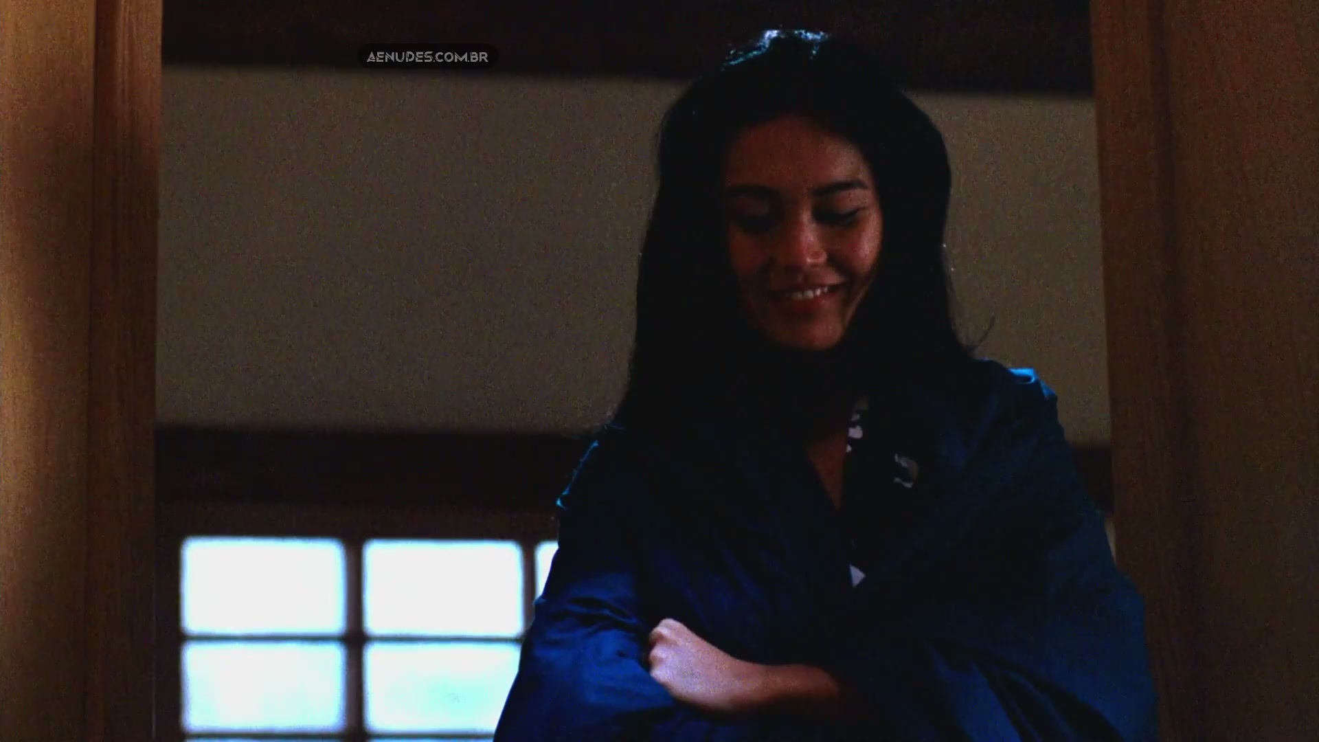 Tia Carrere nua pelada em Massacre no Bairro Japonês (Showdown In Little Tokyo)