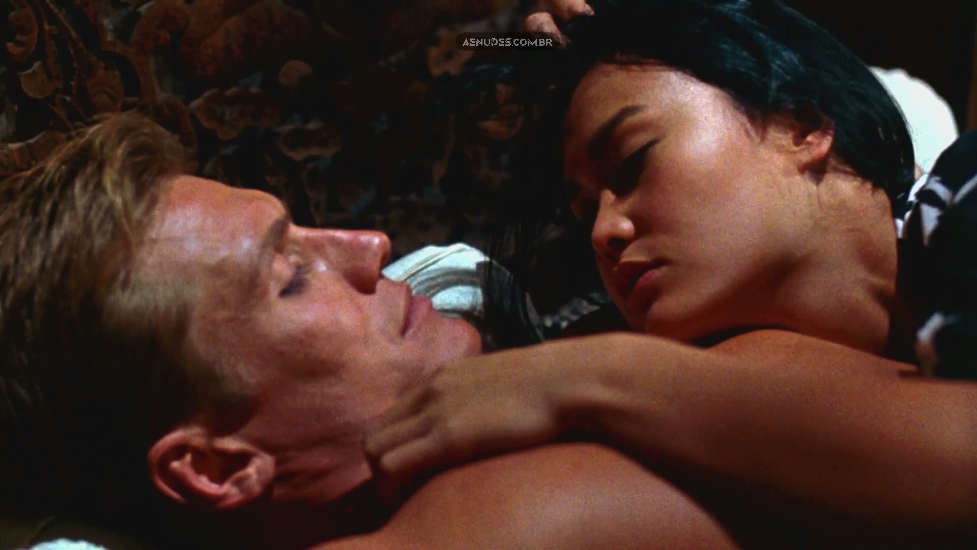 Tia Carrere nua pelada em Massacre no Bairro Japonês (Showdown In Little Tokyo)