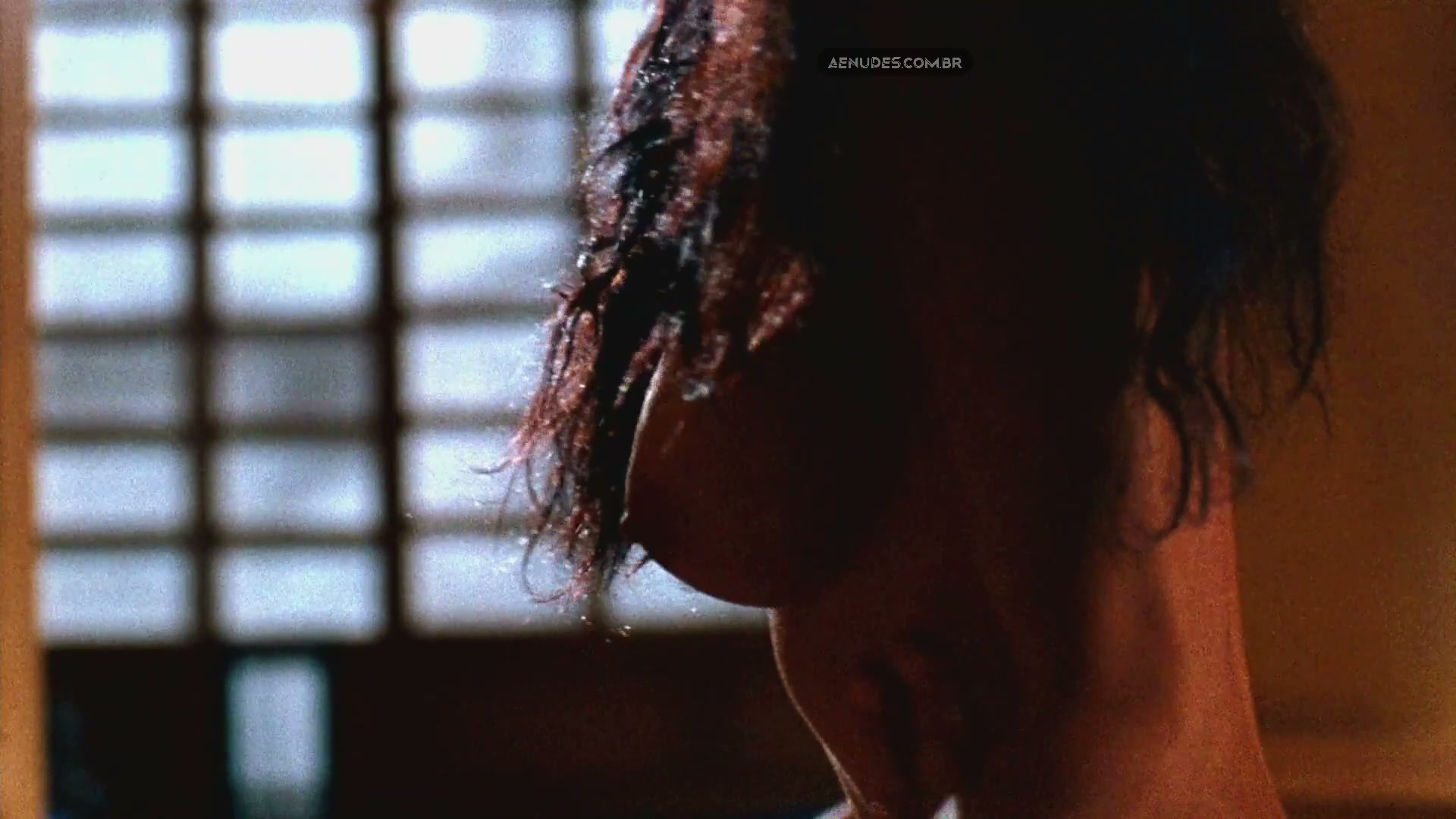 Tia Carrere nua pelada em Massacre no Bairro Japonês (Showdown In Little Tokyo)