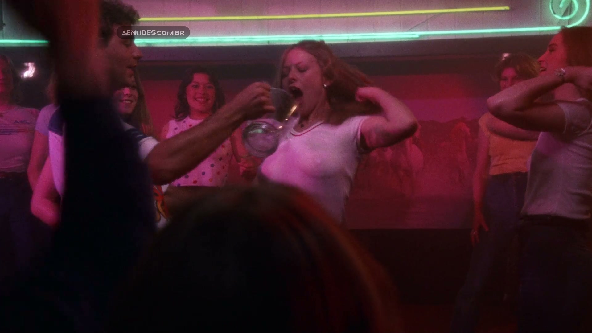 Victoria Rae Walker nua pelada em Hot Dog The Movie