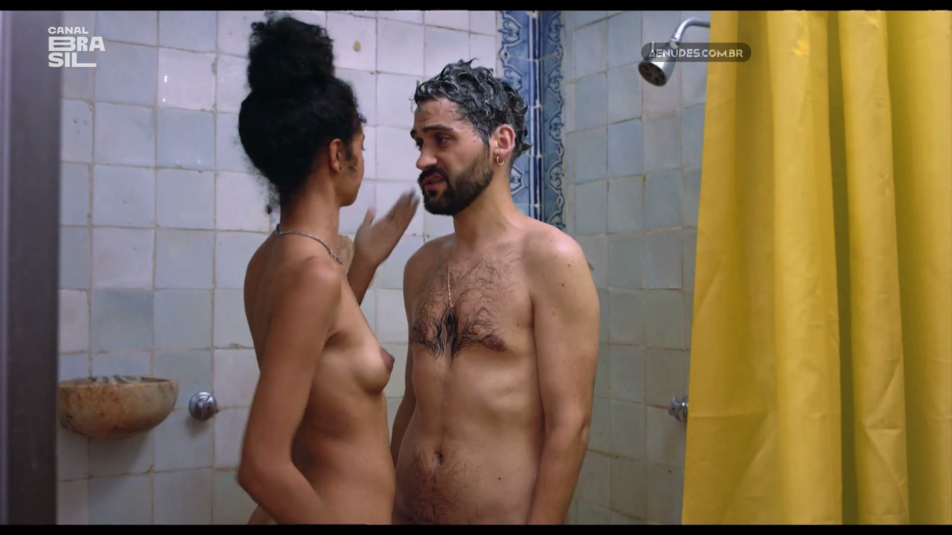 Amandyra nua pelada em Greice