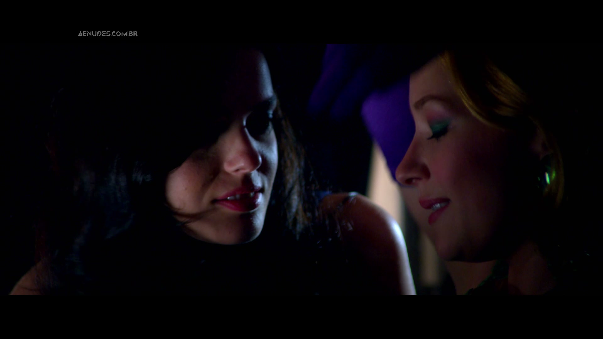 Roxane Mesquida Halley Bennett nua pelada cena de sexo em Kaboom