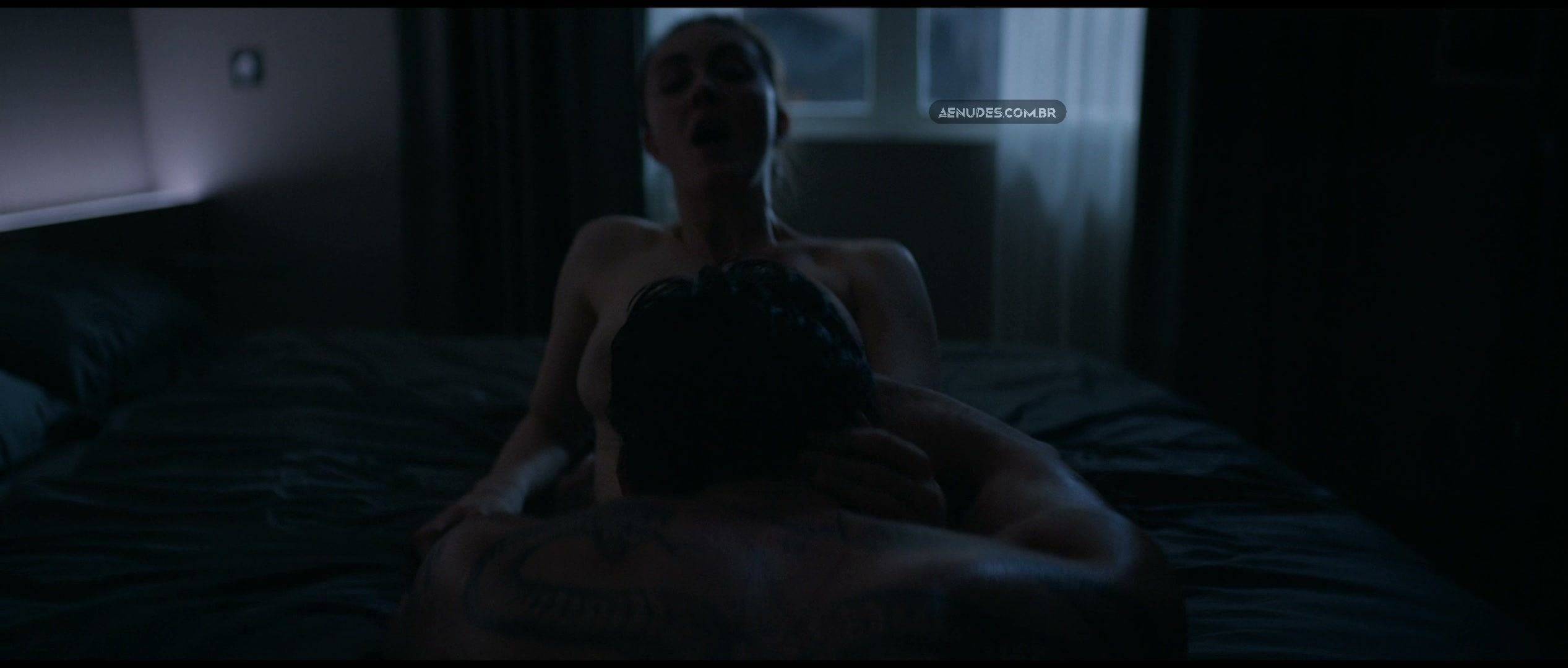 Madeline Zima nua pelada cena de sexo em Subservience