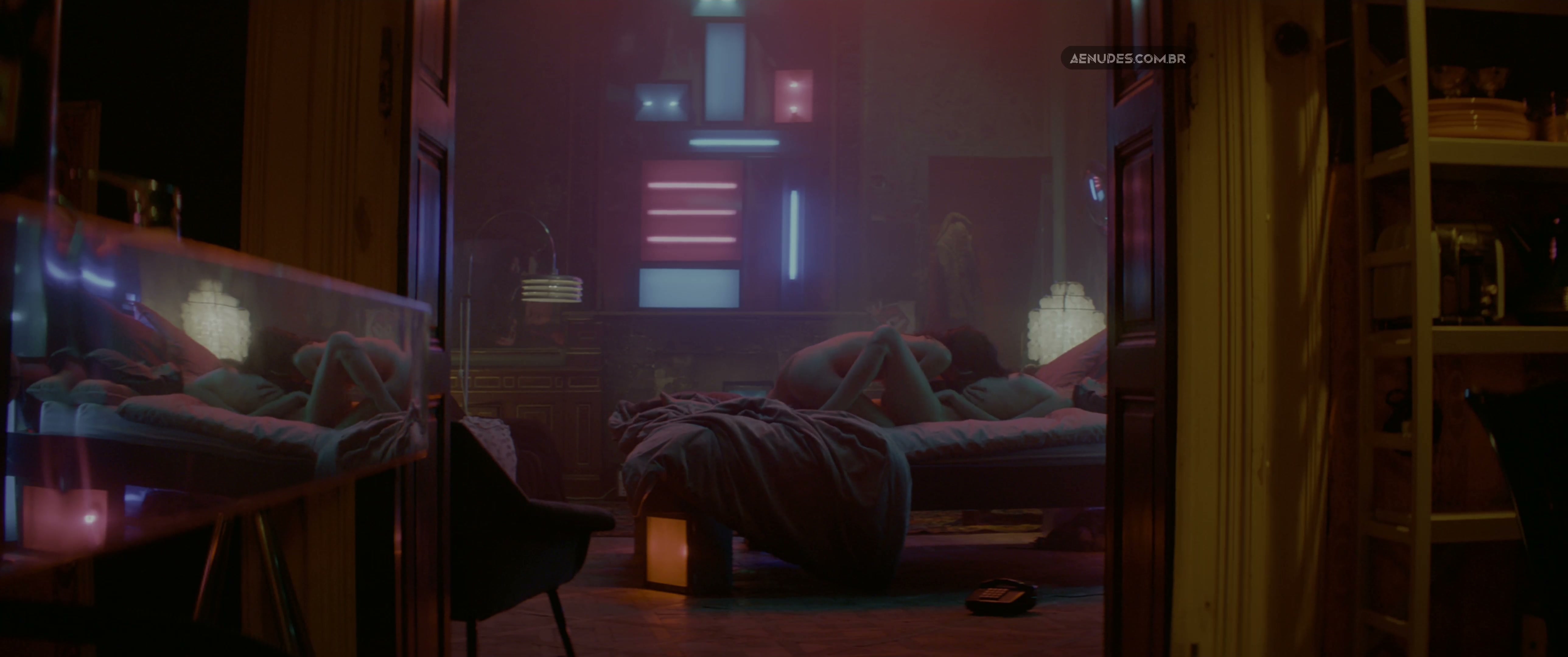 Charlize Theron Sofia Boutella nua pelada em Atomica (Atomic Blonde, 2017)