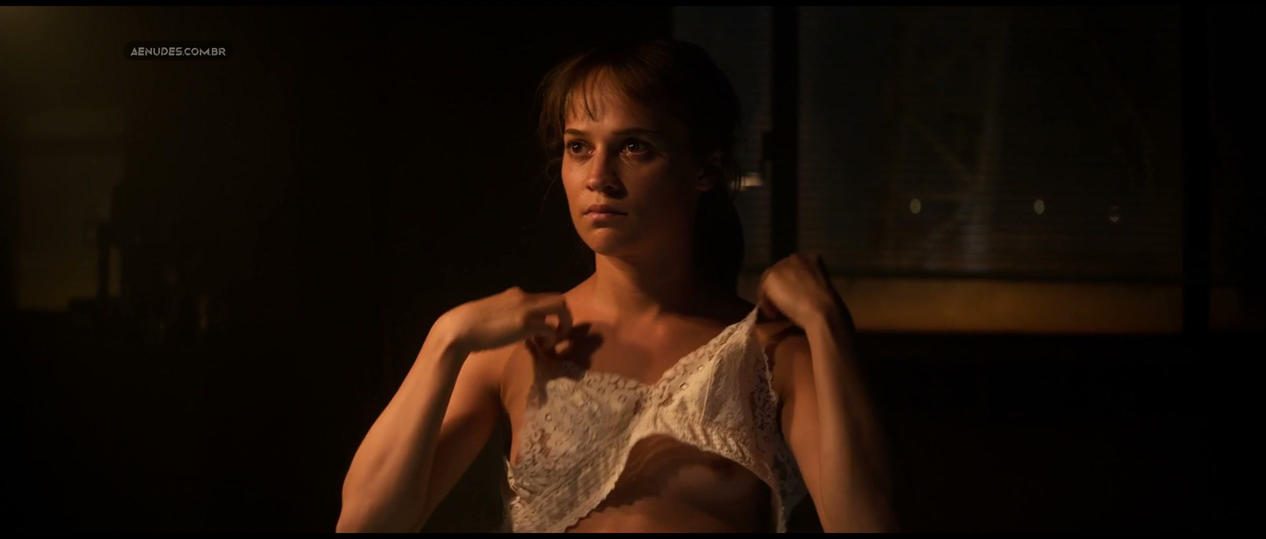 Alicia Vikander nua pelada cena de sexo em Passaro da Oriente (The Earthquake Bird)