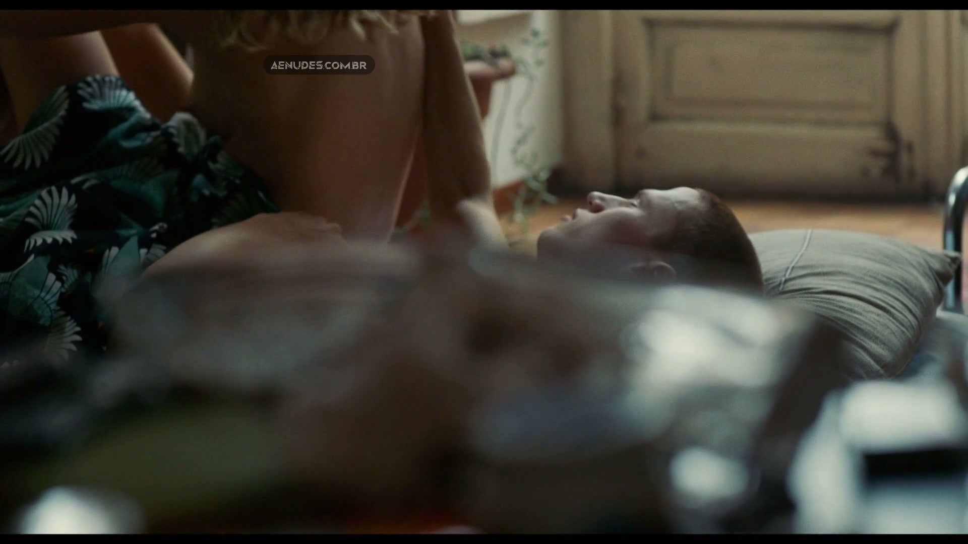 Frida Gustavsson nua pelada cena de sexo em Tigers, 2020 (Tigrar)