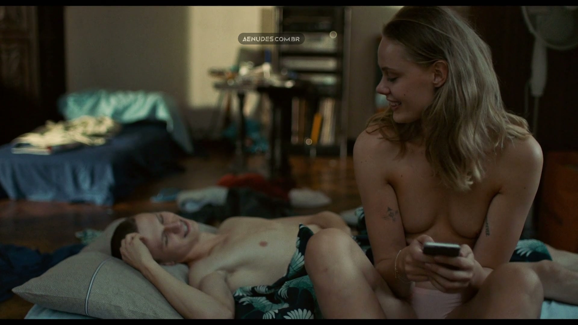 Frida Gustavsson nua pelada cena de sexo em Tigers, 2020 (Tigrar)