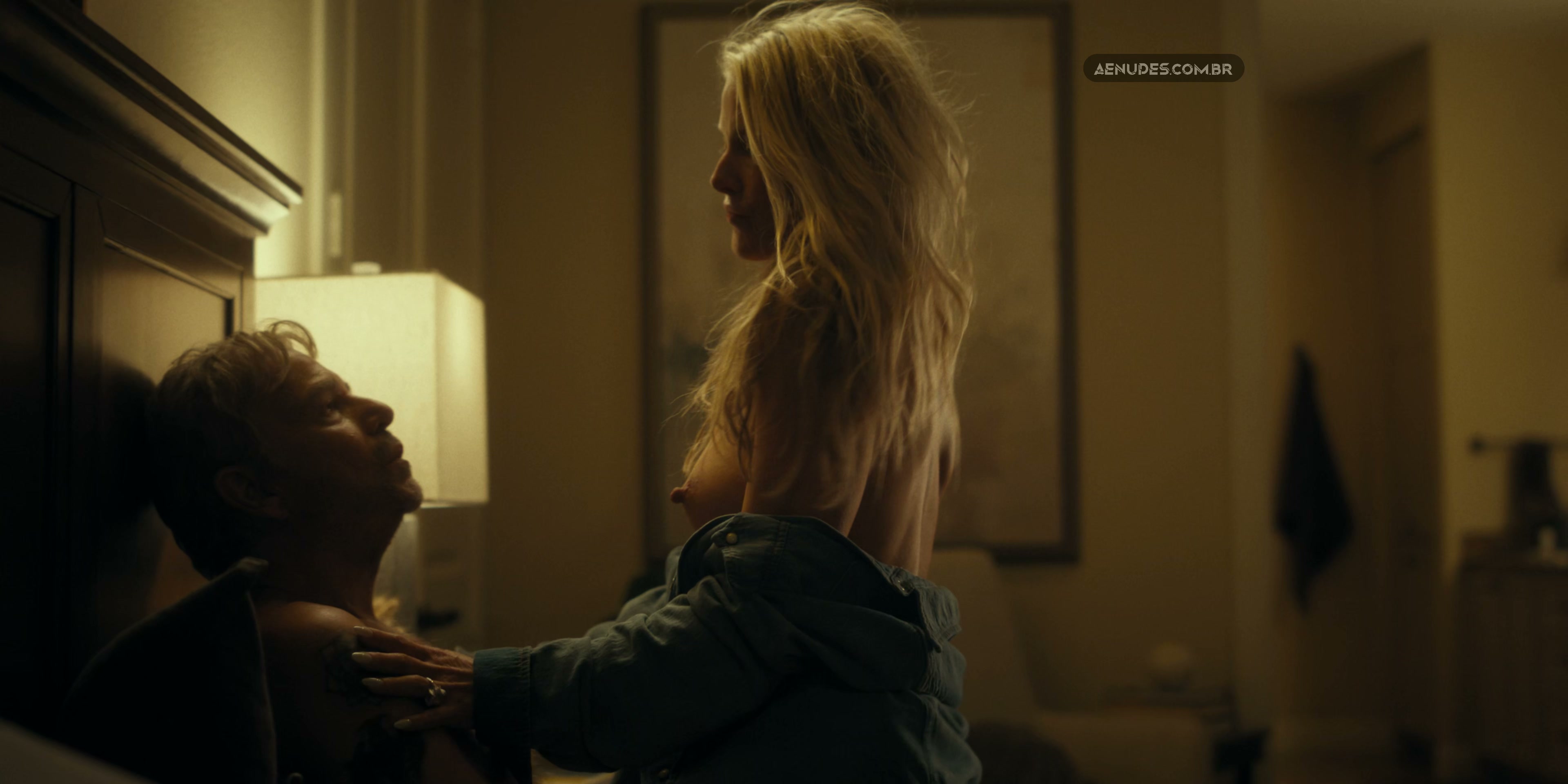Ali Larter nua pelada cena de sexo em Landman