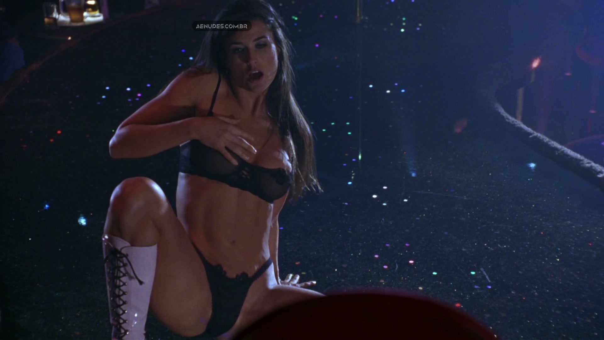 Demi Moore nua pelada cena de sexo em Striptease, 1996