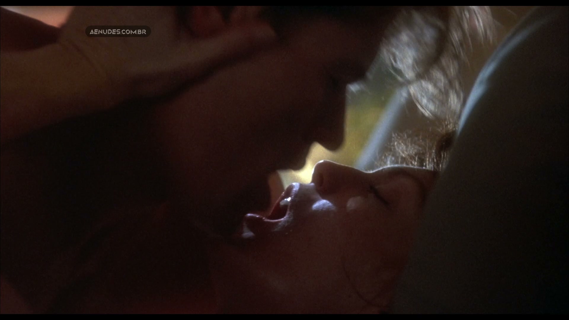 Julianne Moore nua pelada cena de sexo em Body of Evidence