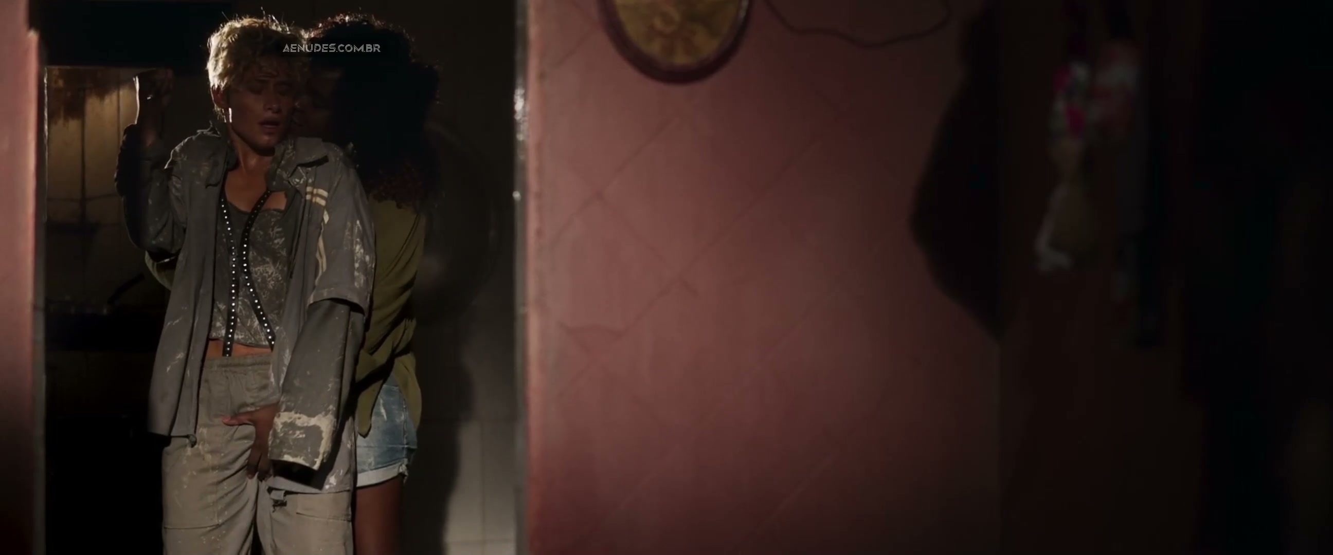 Luisa Arraes Luellem de Castro nua pelada cena de sexo em Grande Sertão