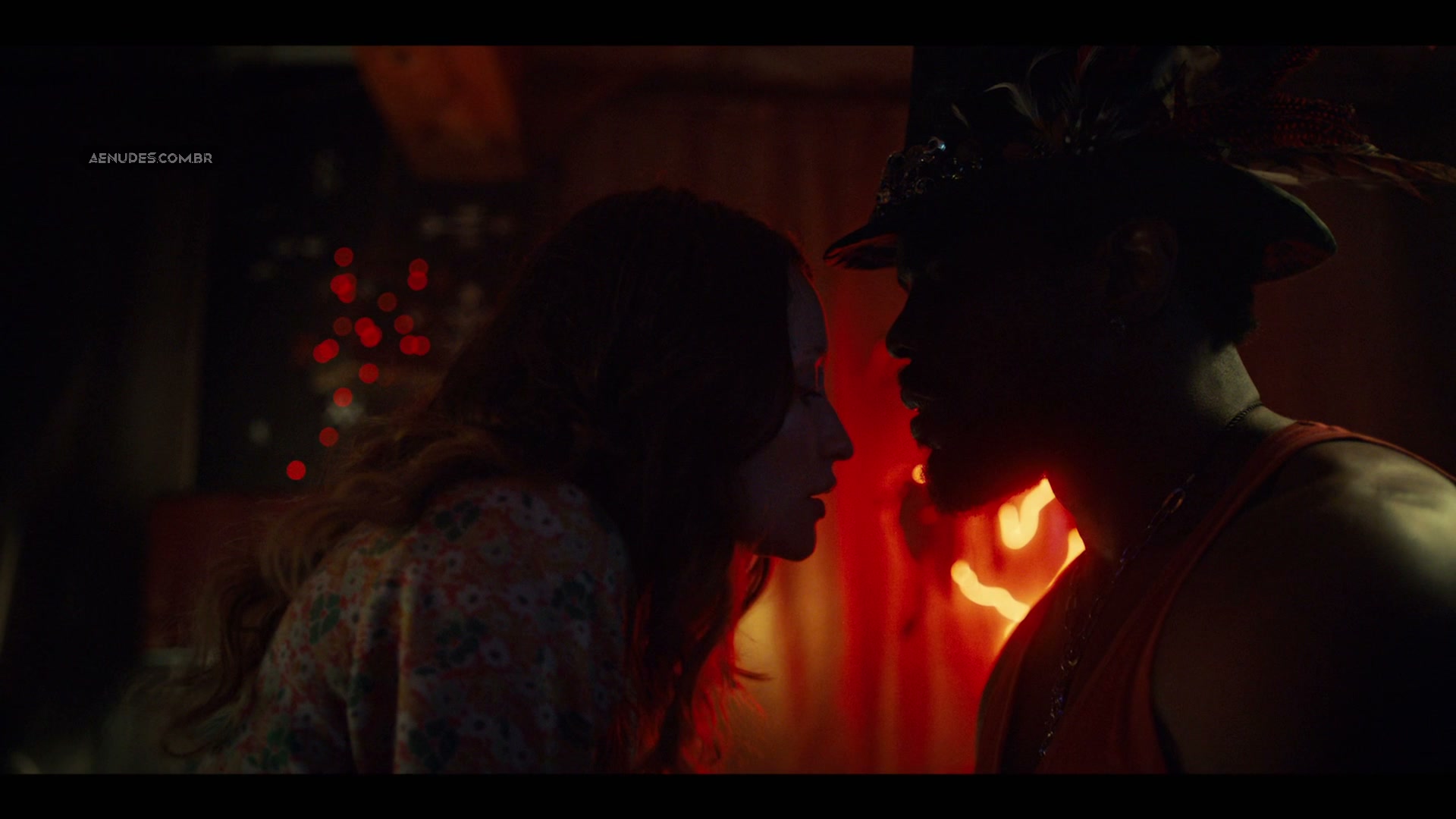 Emily Browning nua pelada cena de sexo em American Gods