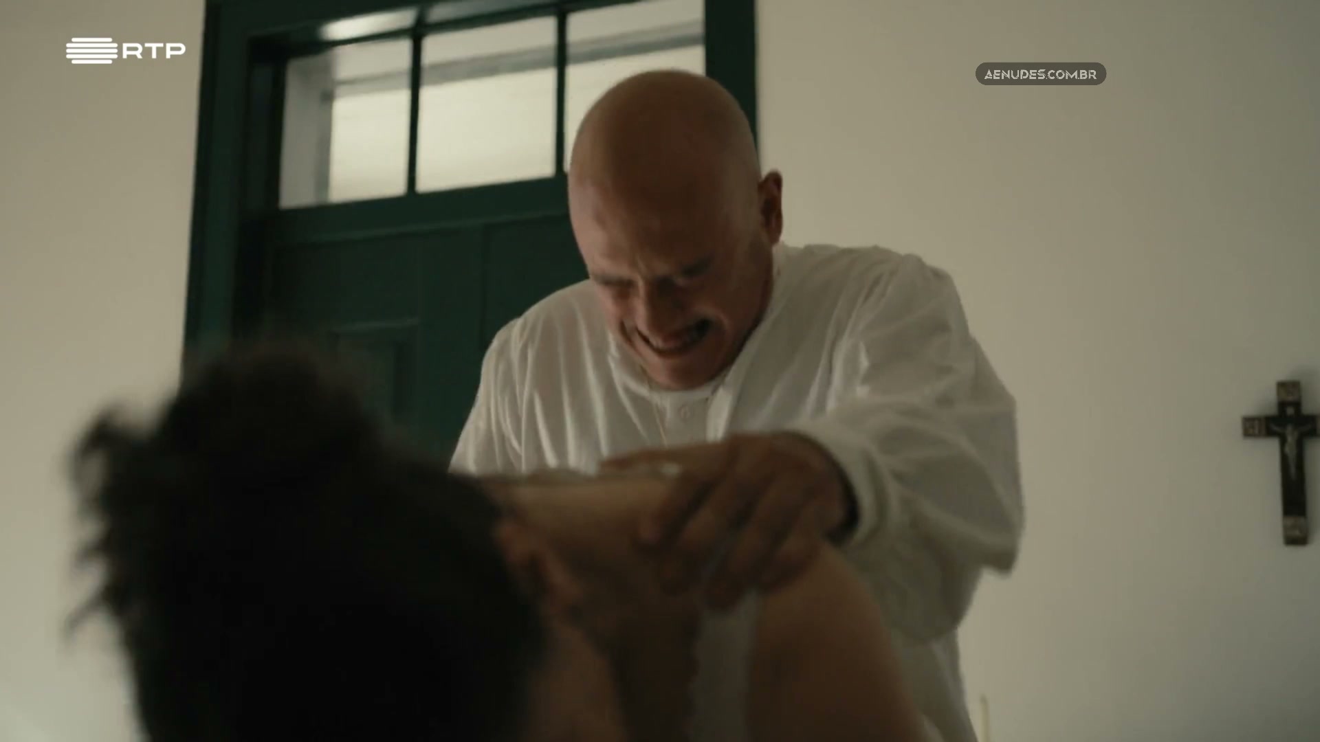 Filomena Goncalves nua pelada cena de sexo em O Crime de Padre Amaro