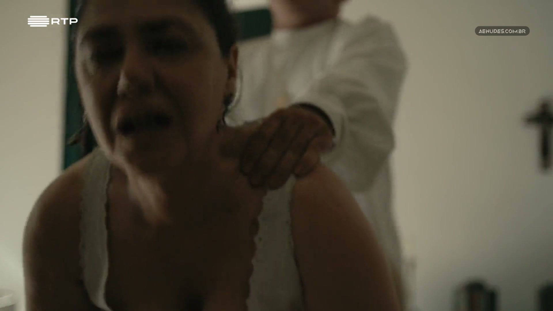 Filomena Goncalves nua pelada cena de sexo em O Crime de Padre Amaro