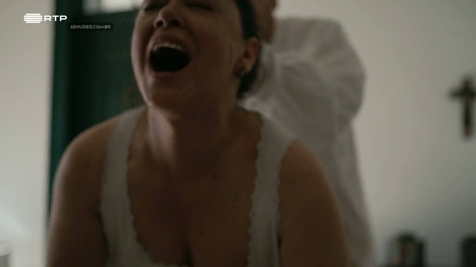 Filomena Goncalves nua pelada cena de sexo em O Crime de Padre Amaro