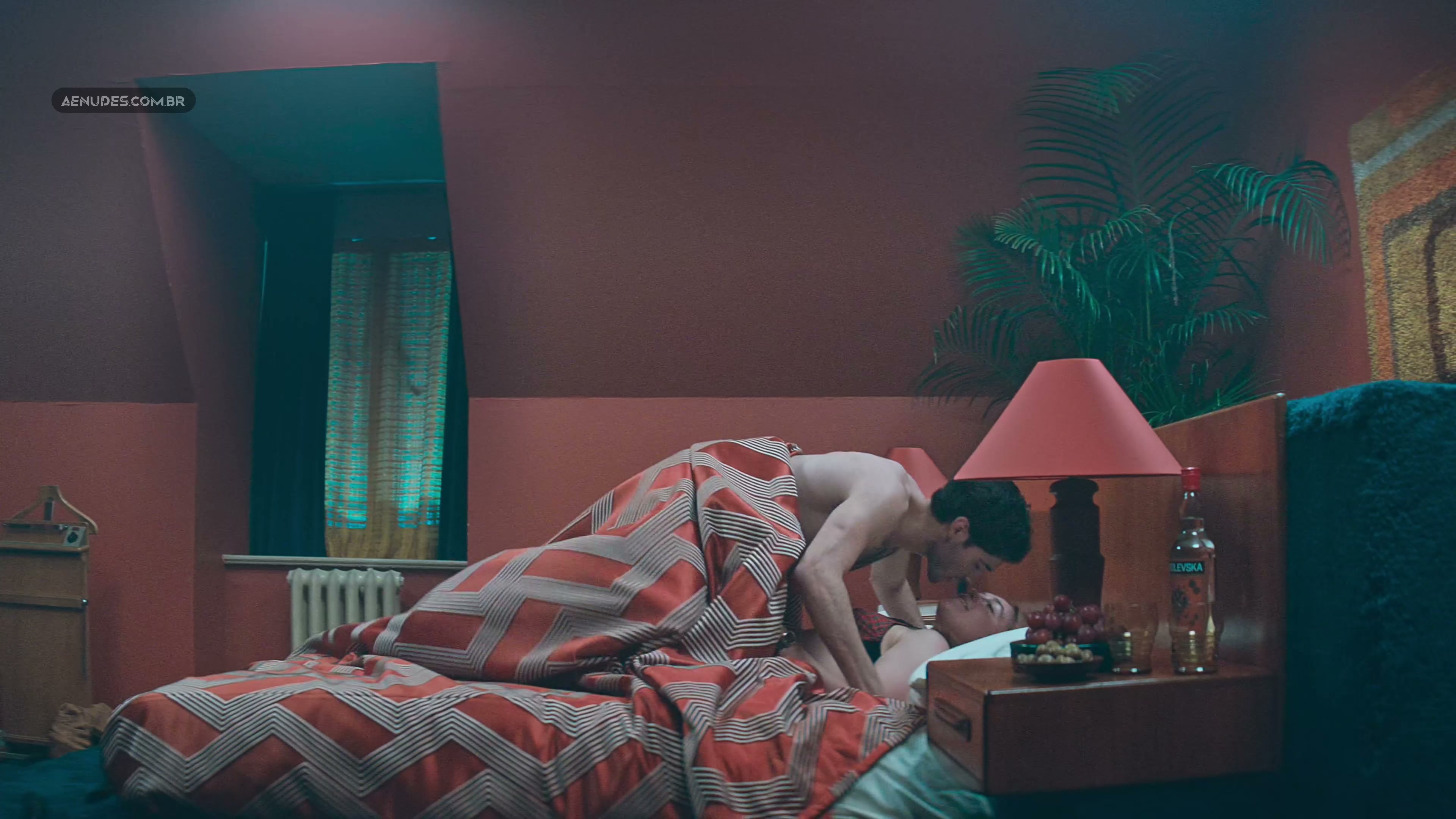 Florence Pugh nua pelada cena de sexo em The Little Drummer Girl