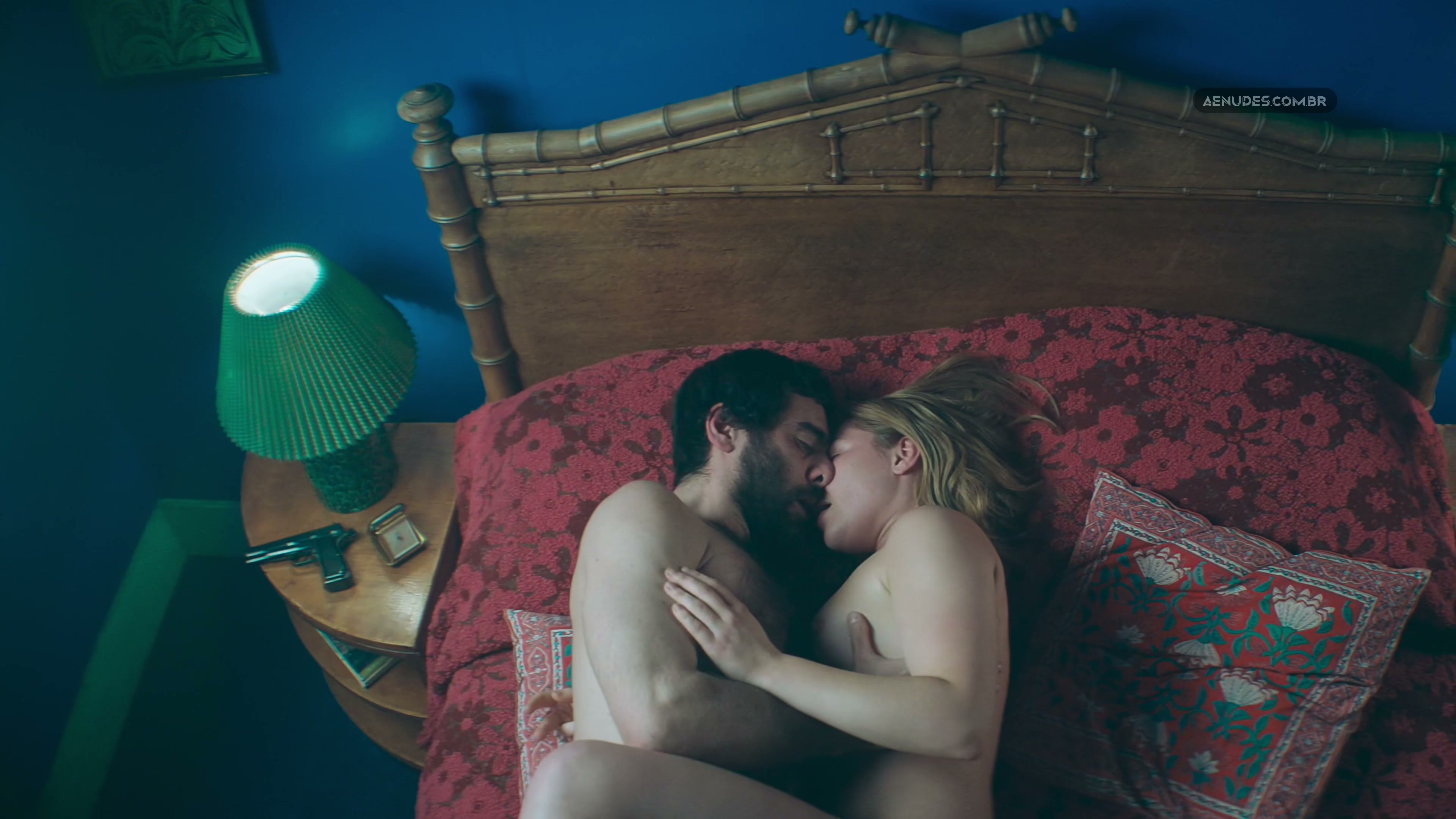 Florence Pugh nua pelada cena de sexo em The Little Drummer Girl
