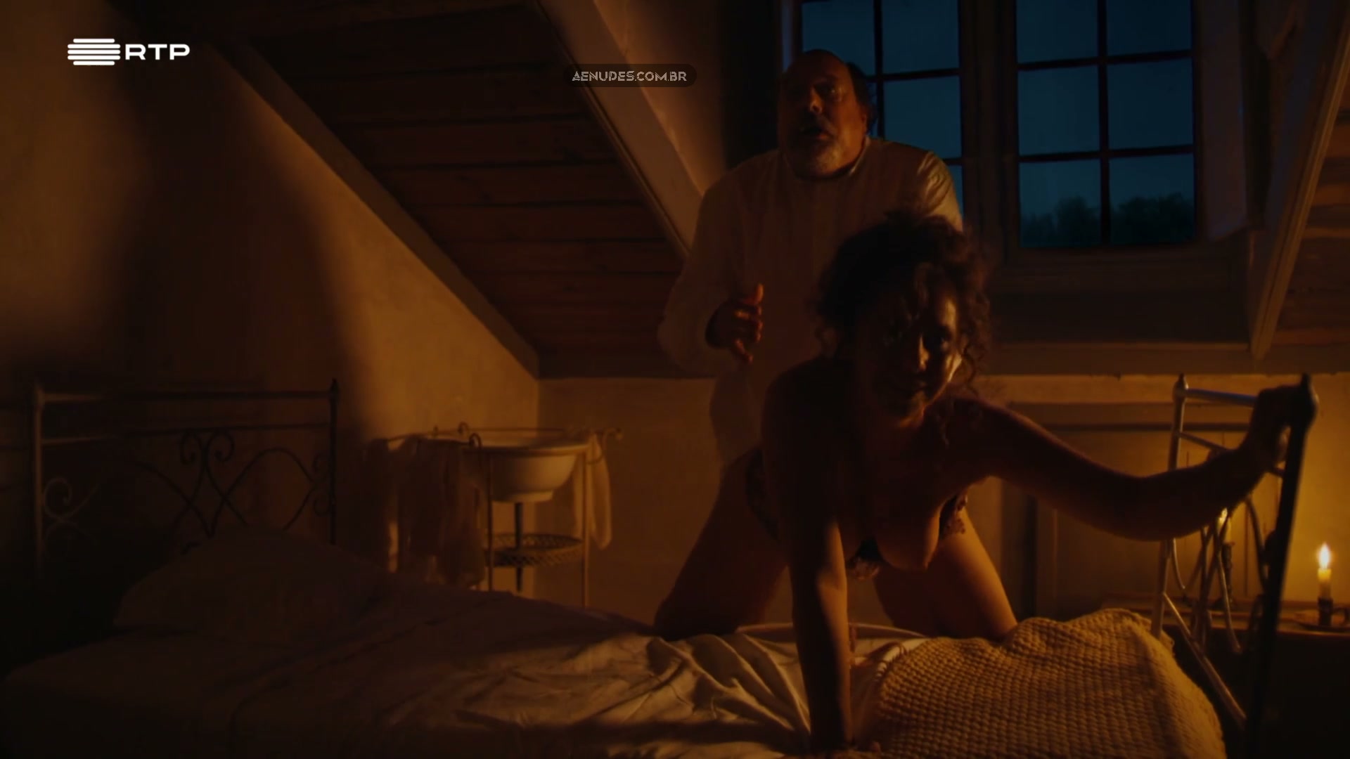 Sara Norte nua pelada cena de sexo em O Crime de Padre Amaro