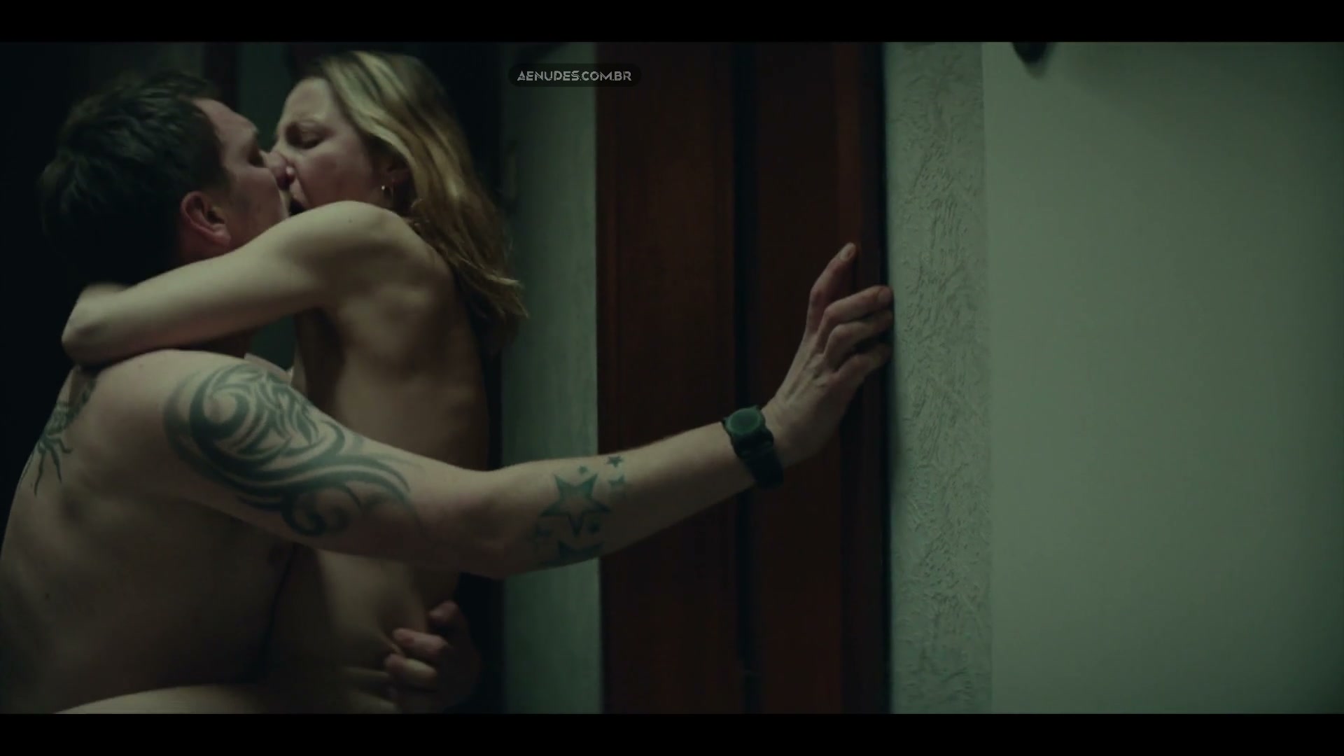 Katharina Schuttler nua pelada cena de sexo em A Better Place