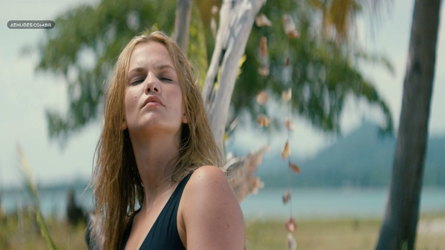 Margot Bancilhon nua pelada cena de sexo em Palace Beach Hotel , Five