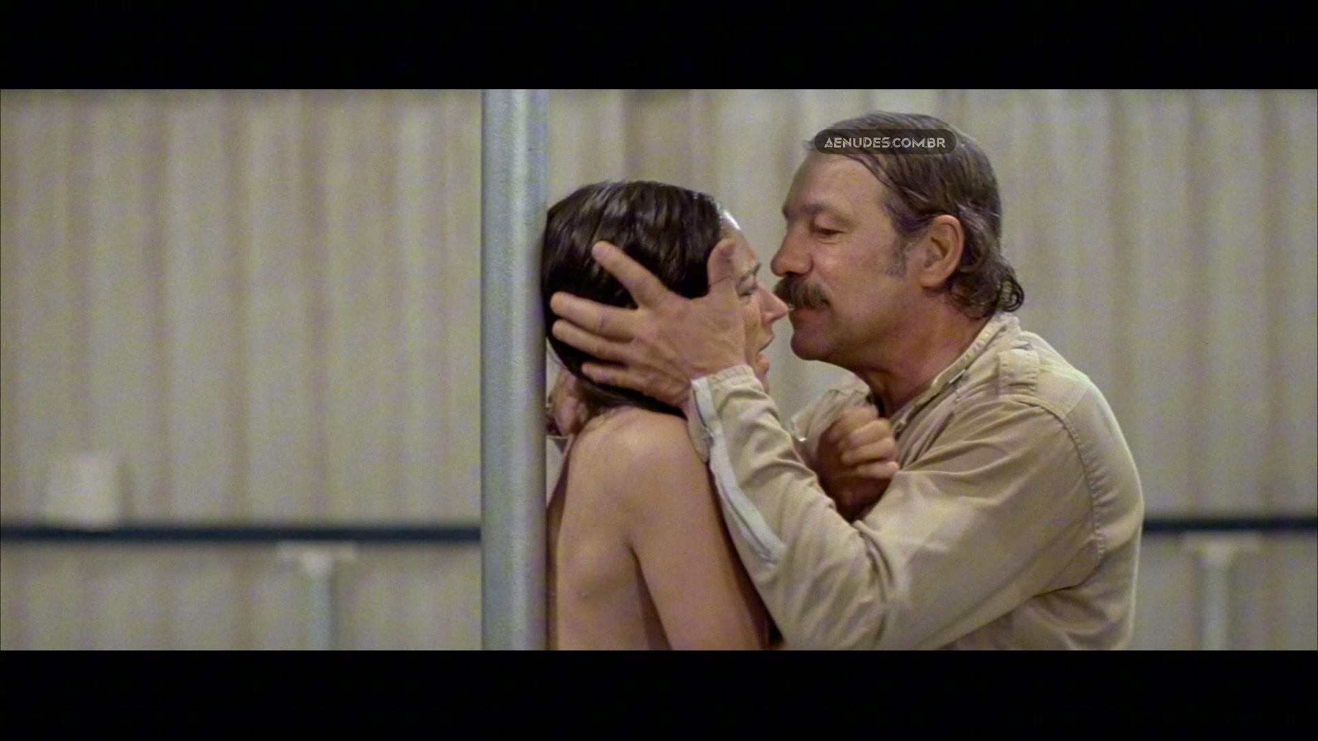 Olivia Hussey Lynda Stoner nua pelada cena de sexo em Turkey Shoot